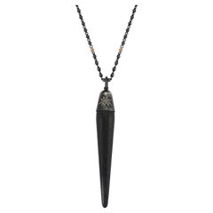 Handgeschnitzte Obsidian-Obelisk-Halskette aus oxidiertem Silber und Diamanten