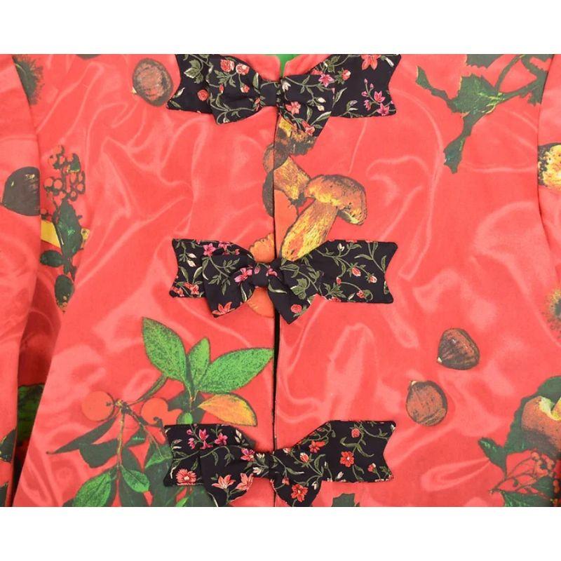 Vintage début 1990, Moschino 'Cheap & Chic' label 'cropped boucle style jacket'.  un charmant imprimé excentrique à motifs de champignons !

FABRIQUÉ EN ITALIE !

Caractéristiques :
Fermeture centrale avec bouton et nœud
Style court
Moschino 'Cheap