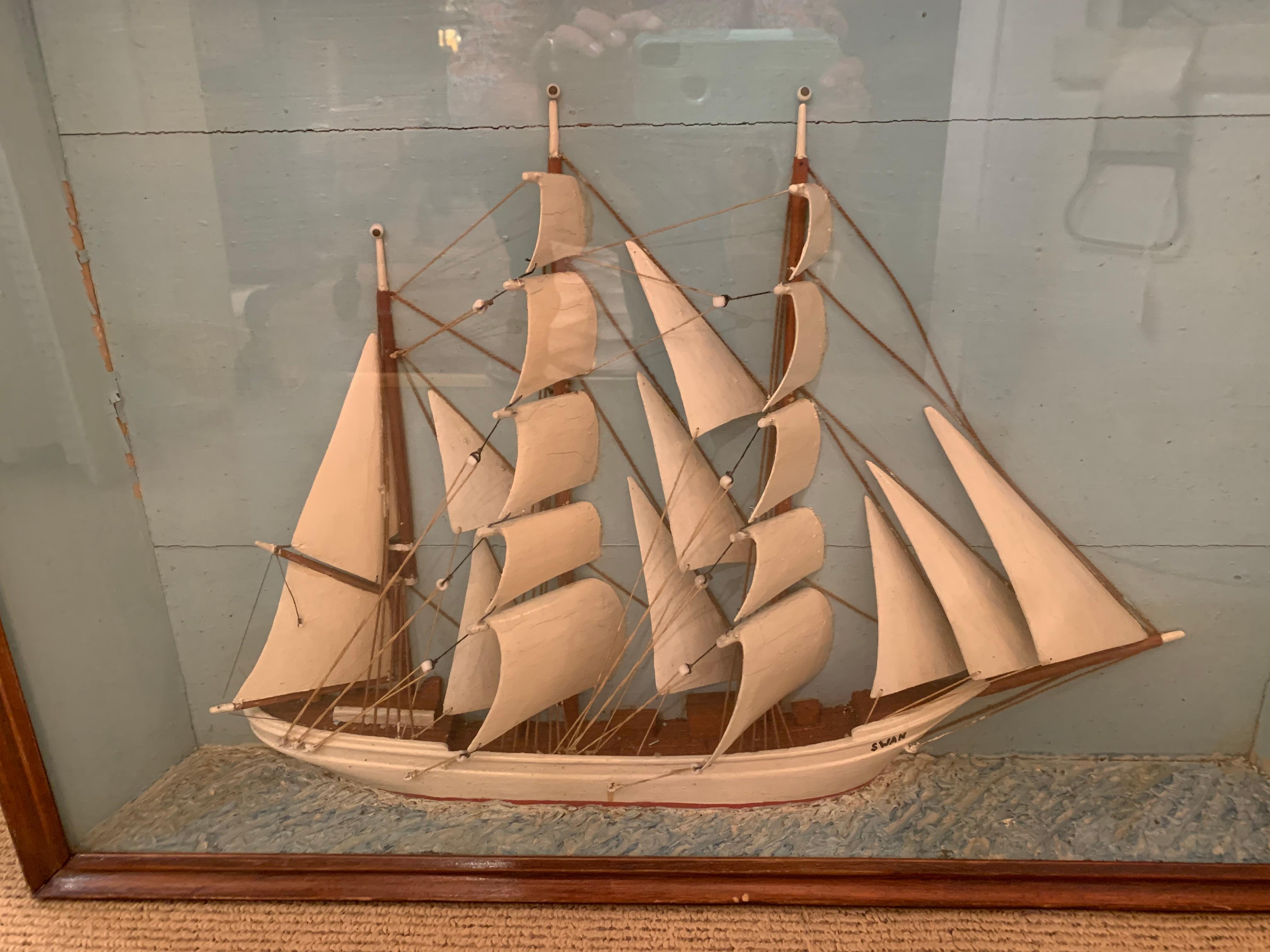Wunderbare frühe 19. Jahrhundert antike Klipper Schiff Schattenbox mit unglaublichen nautischen Charakter mit einem Multi gesegelt weiß und braun Schiff gegen einen himmelblauen Meer und Himmel gesetzt.