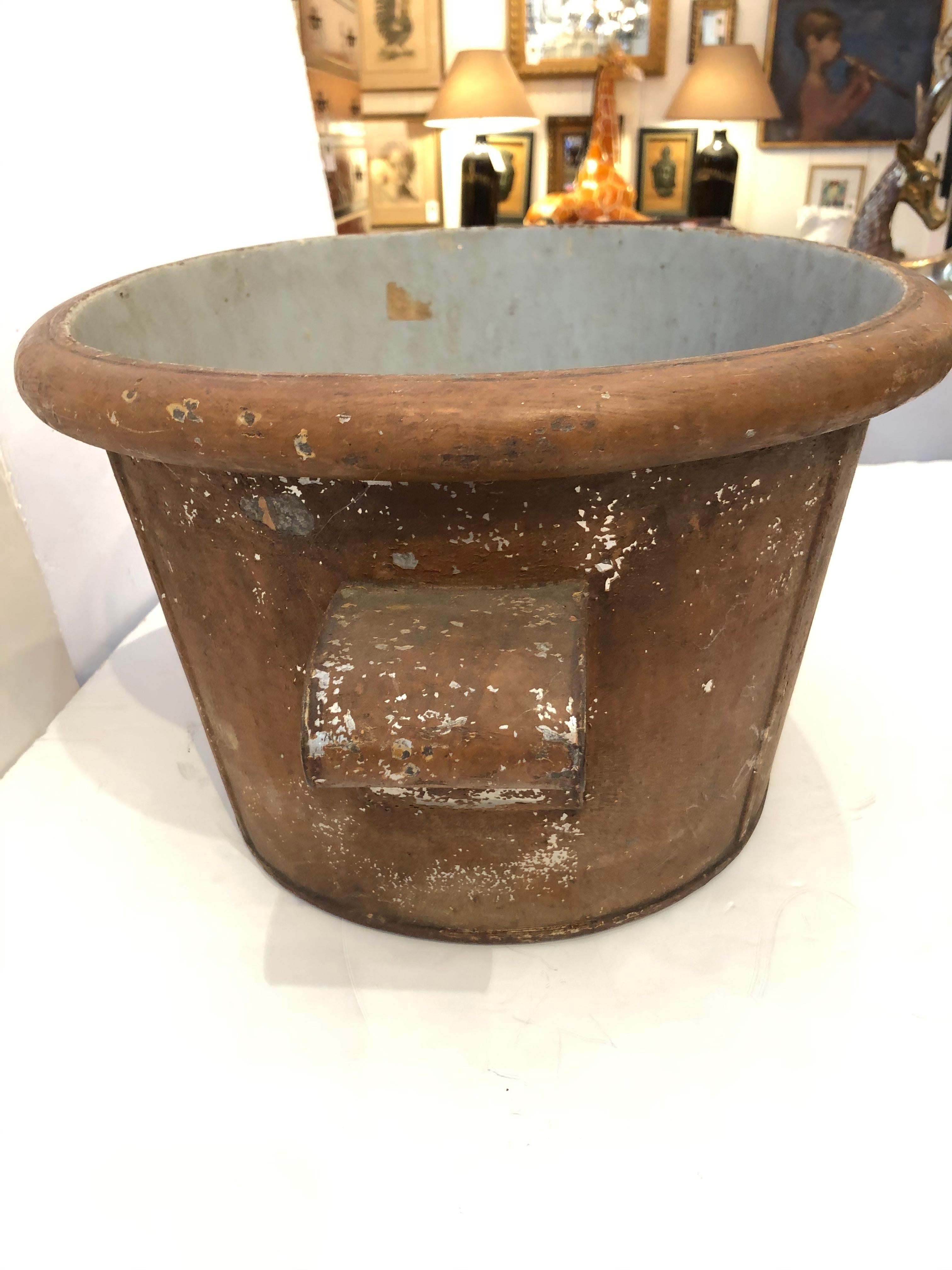 Fabulous weathered metal oval washbasin planter having marvelous light blue interior and rusty exterior. Would make a great centerpiece.
Opening 20.5 W.