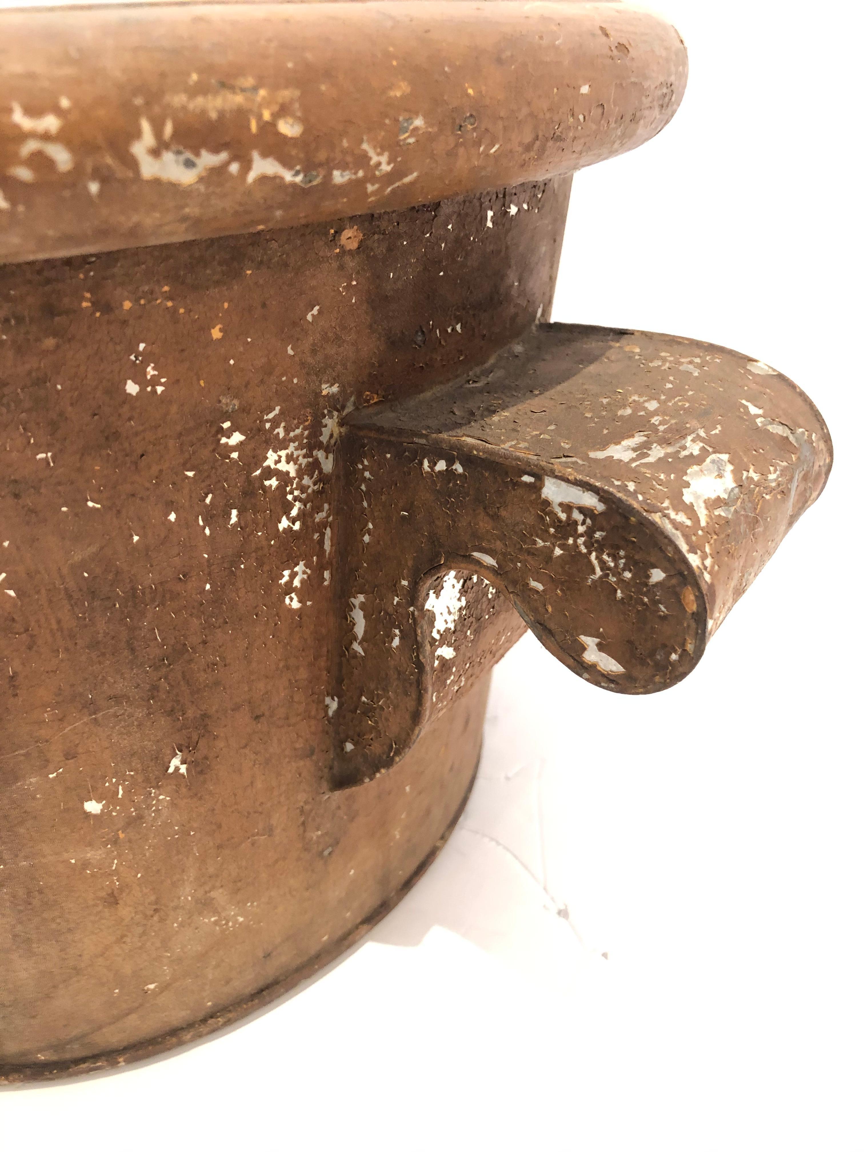 Magical Antique Metall Tole Wash Basin Tafelaufsatz mit Griffen im Zustand „Starke Gebrauchsspuren“ im Angebot in Hopewell, NJ