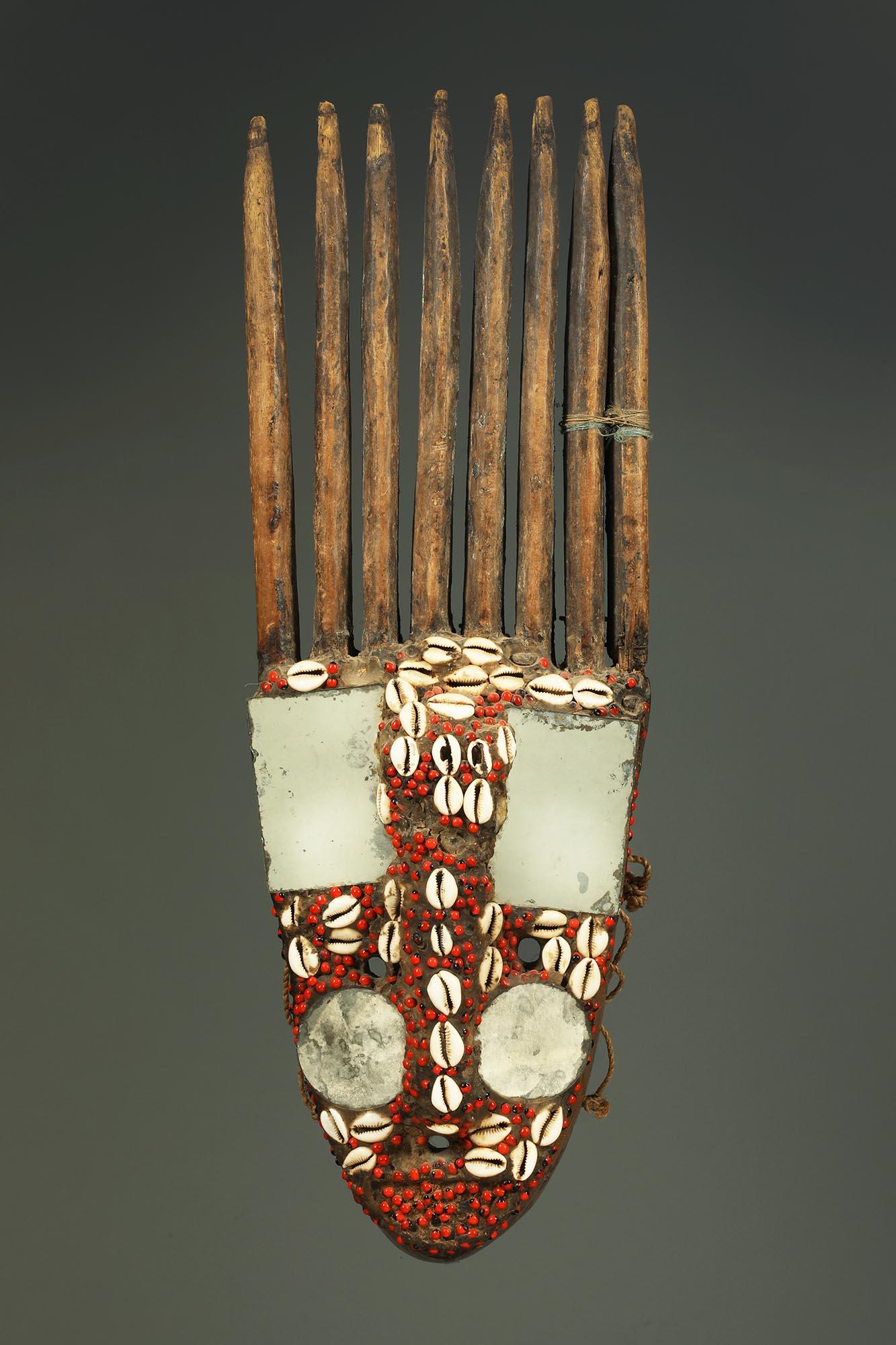 Masque d'antilope en bois sculpté, avec de nombreuses cornes, des miroirs en verre appliqués, des cauris et des graines.  Ancienne réparation native sur une des cornes.  

Il est en bon état d'usure et d'érosion dues à un usage traditionnel,