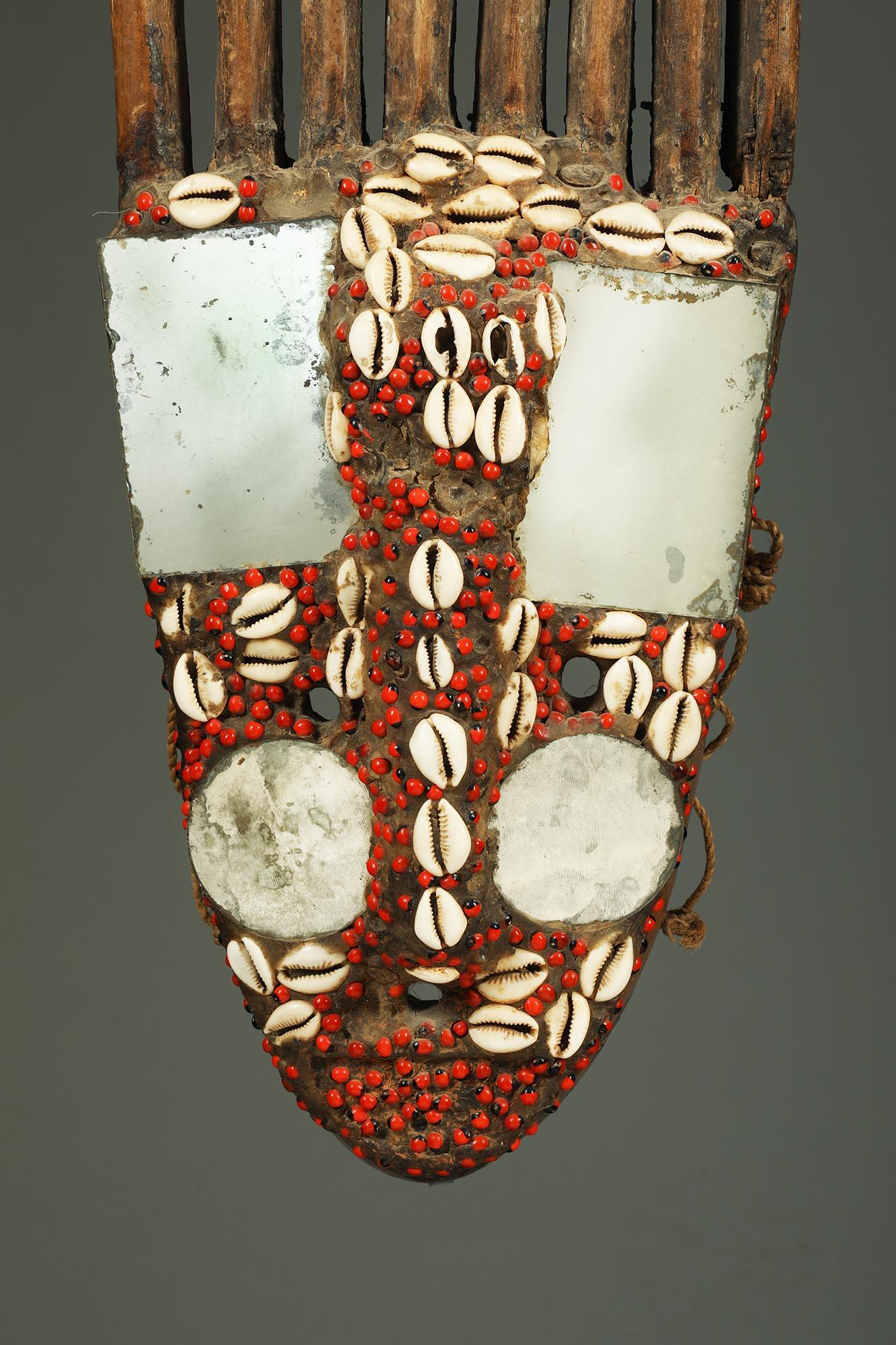Máscara mágica de antílope Barbara Willis Espejos Semillas de vaca Malí, África ex Willis Tribal en venta