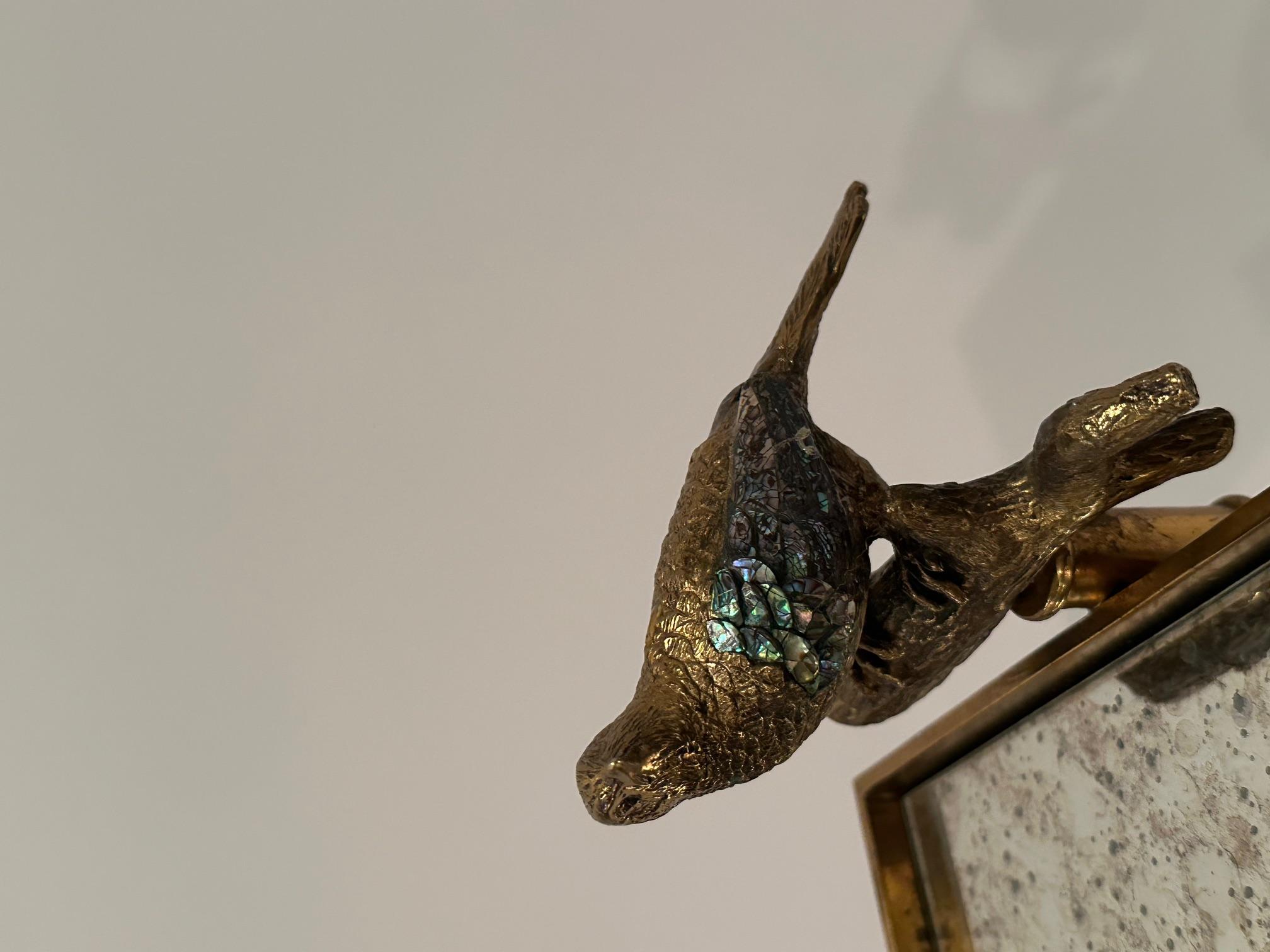 Bronzo Tavolino magico in ferro bronzo e specchio invecchiato con uccello in vendita