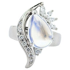 Magico anello cocktail con pietra di luna e diamanti in platino