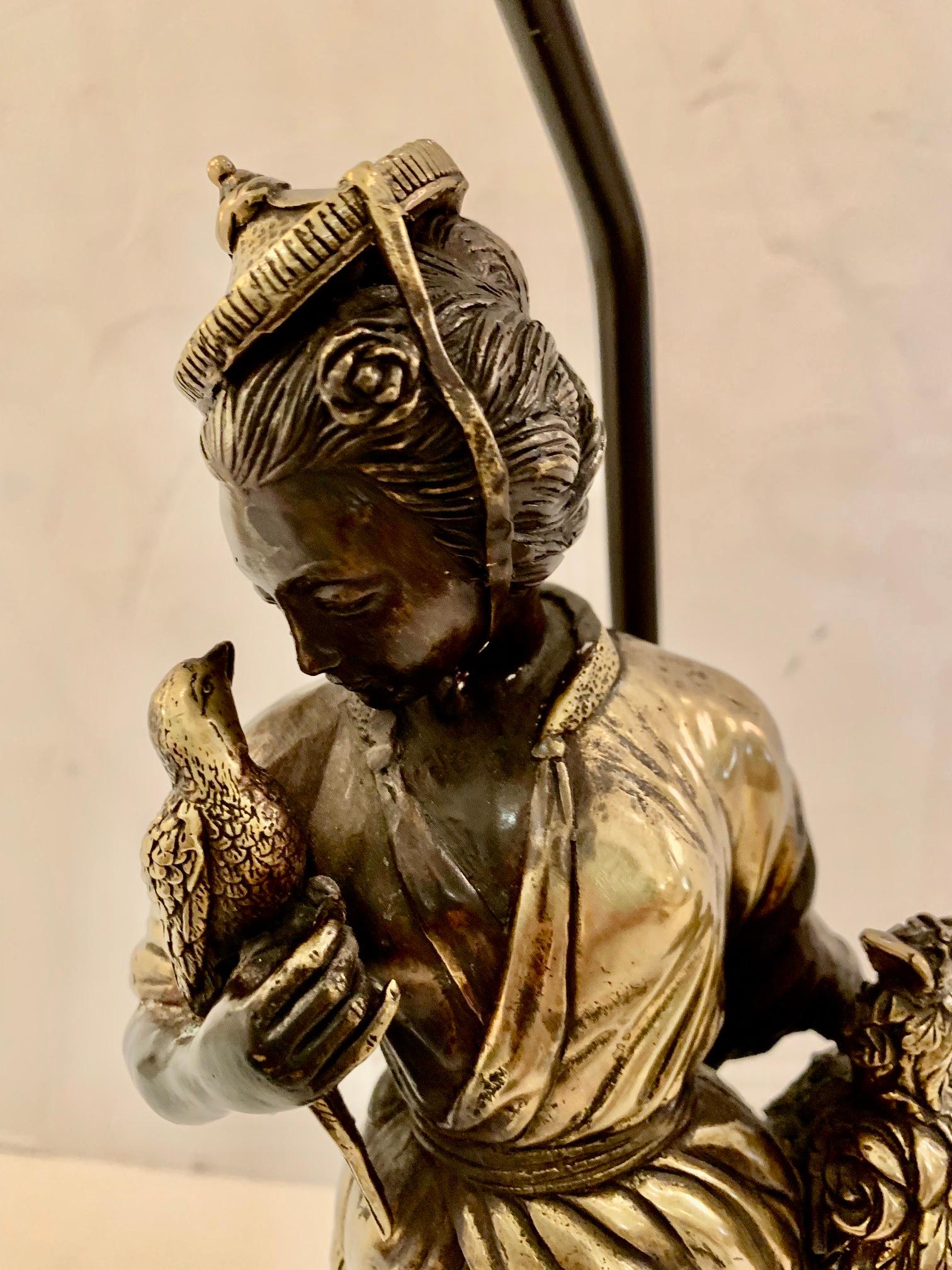 Milieu du XXe siècle Lampe figurative asiatique magique et élégante en argent et patine bronze en vente