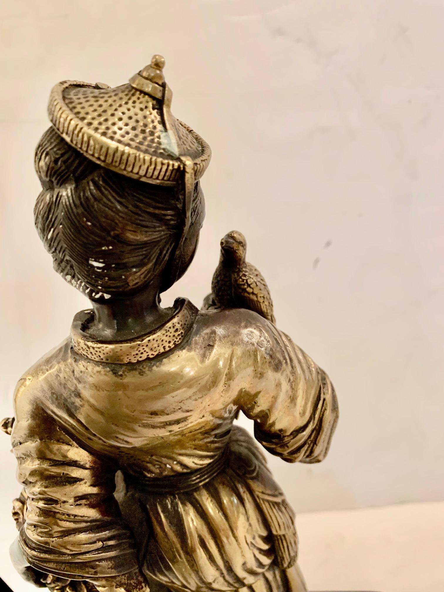 Lampe figurative asiatique magique et élégante en argent et patine bronze en vente 2
