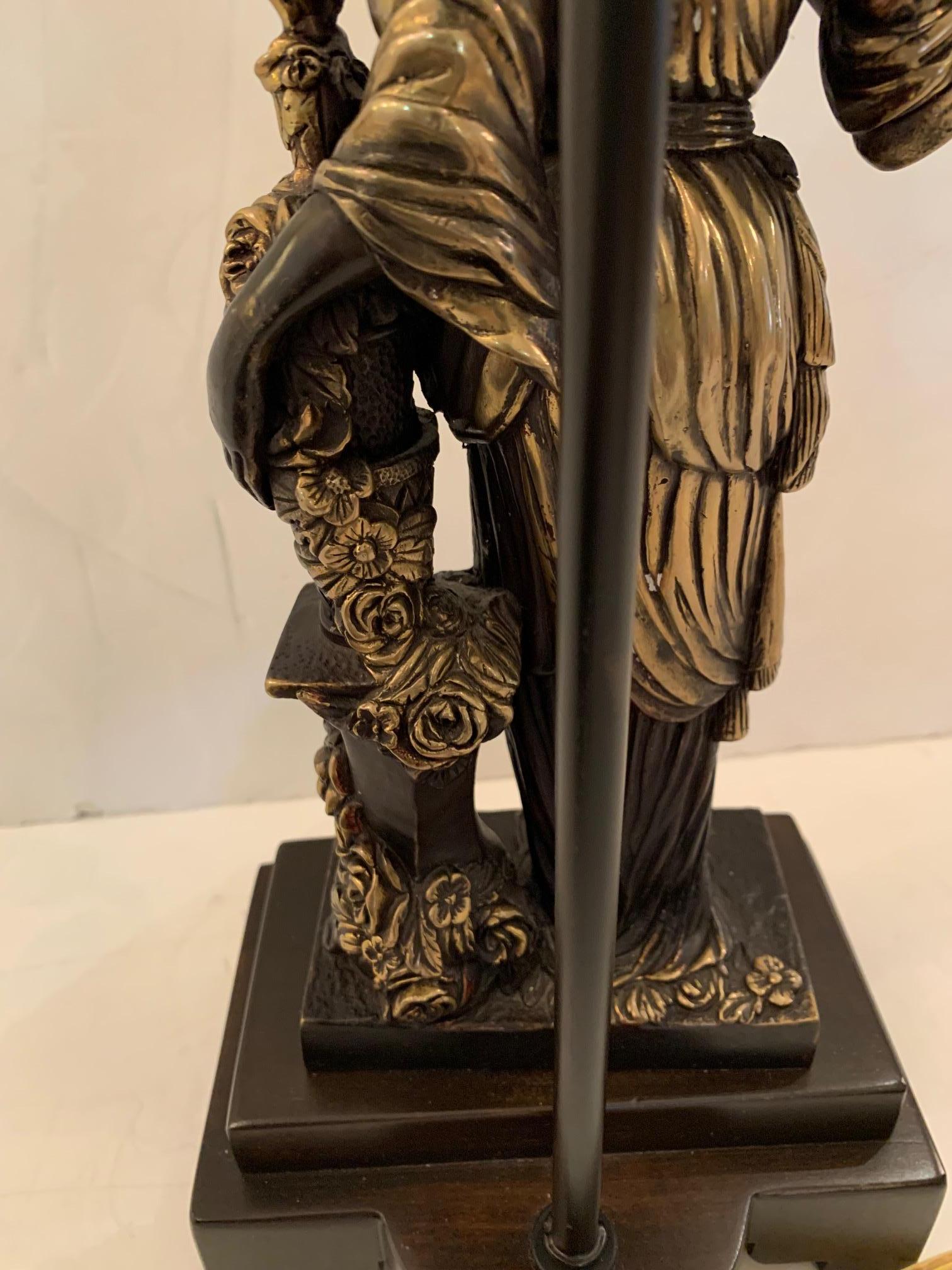 Lampe figurative asiatique magique et élégante en argent et patine bronze en vente 3