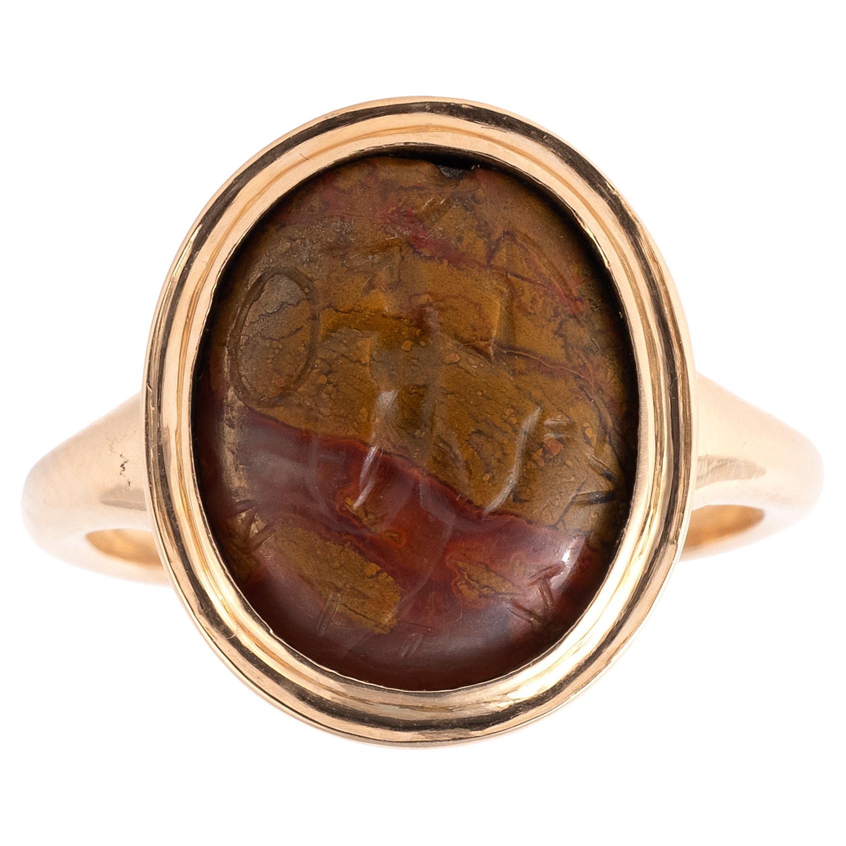 Anillo mágico de oro engastado con una piedra Abraxas de jaspe calada.

Romano, siglo II-III d.C.
La calcografía antigua mide 1,4 x 1,1 cm.
La talla del anillo es 8 US.
Peso: 6.8gr.


Abraxas era una divinidad solar gnóstica egipcia. Los amuletos y