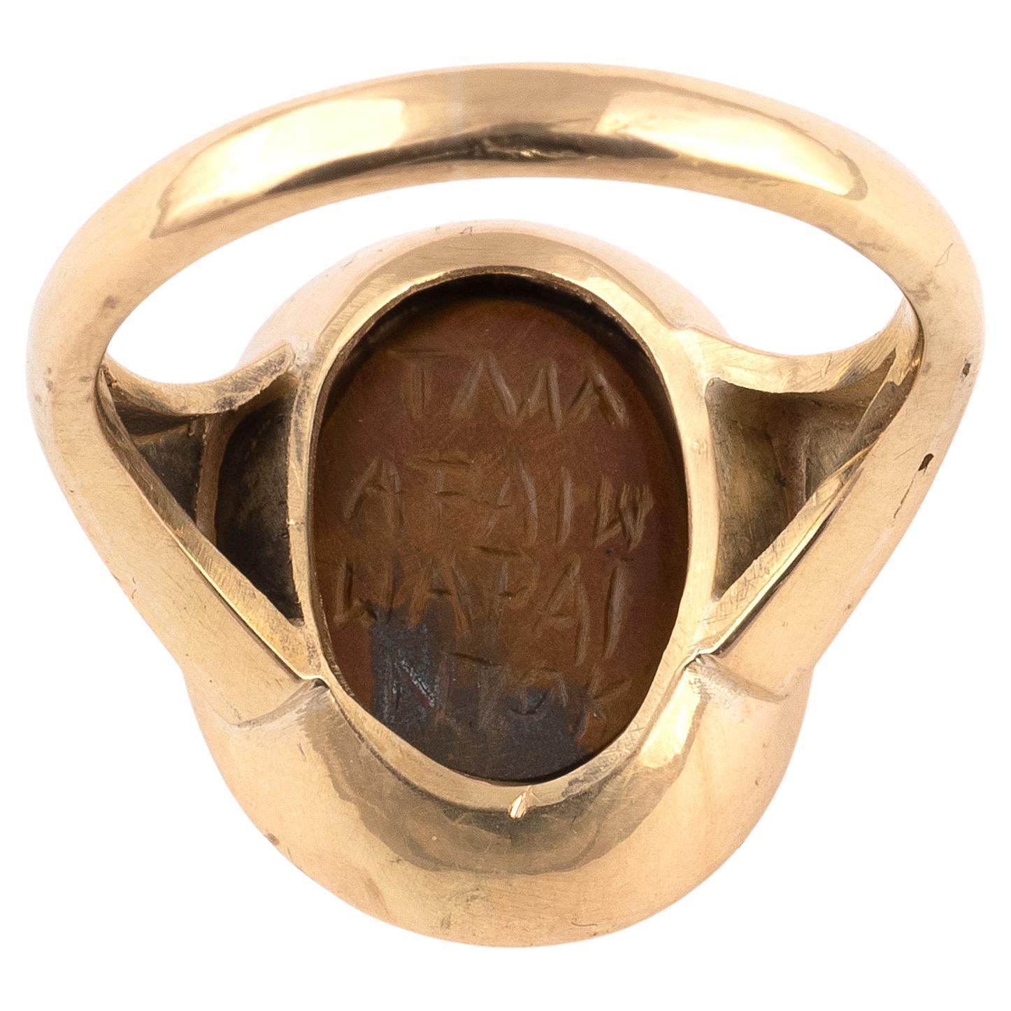 Bague magique en or sertie d'une intaille en jaspe Abraxas.

Romaine, IIe-IIIe siècle après J.-C.

L'intaille ancienne mesure 1,6 cm x 1,2 cm.
La taille de la bague est de 8 US.
Poids : 7,98gr.

Une inscription figure au dos de la pierre.


Abraxas