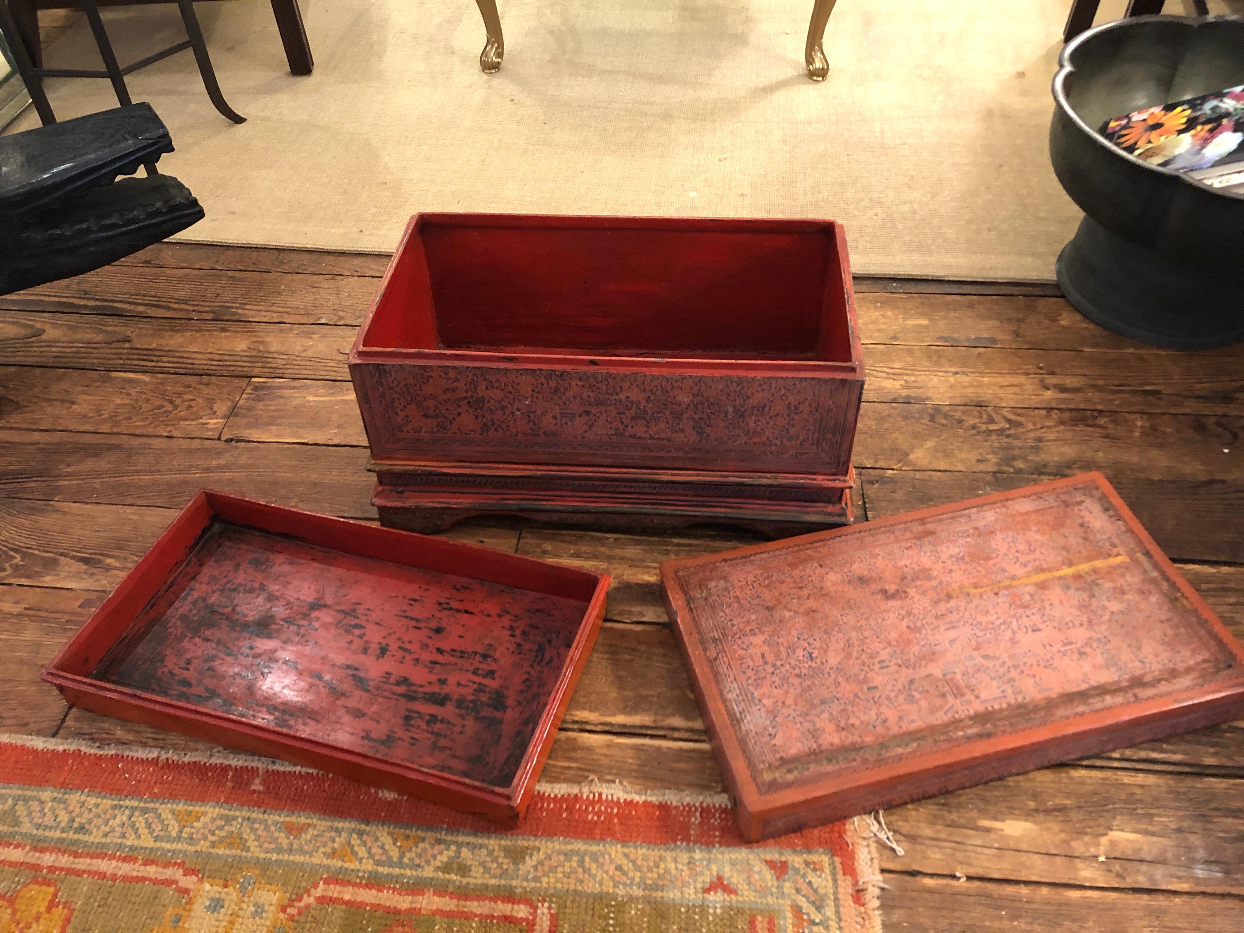 Magical Old Chinese Box aus verblasstem Cinnabar (Chinesischer Export) im Angebot