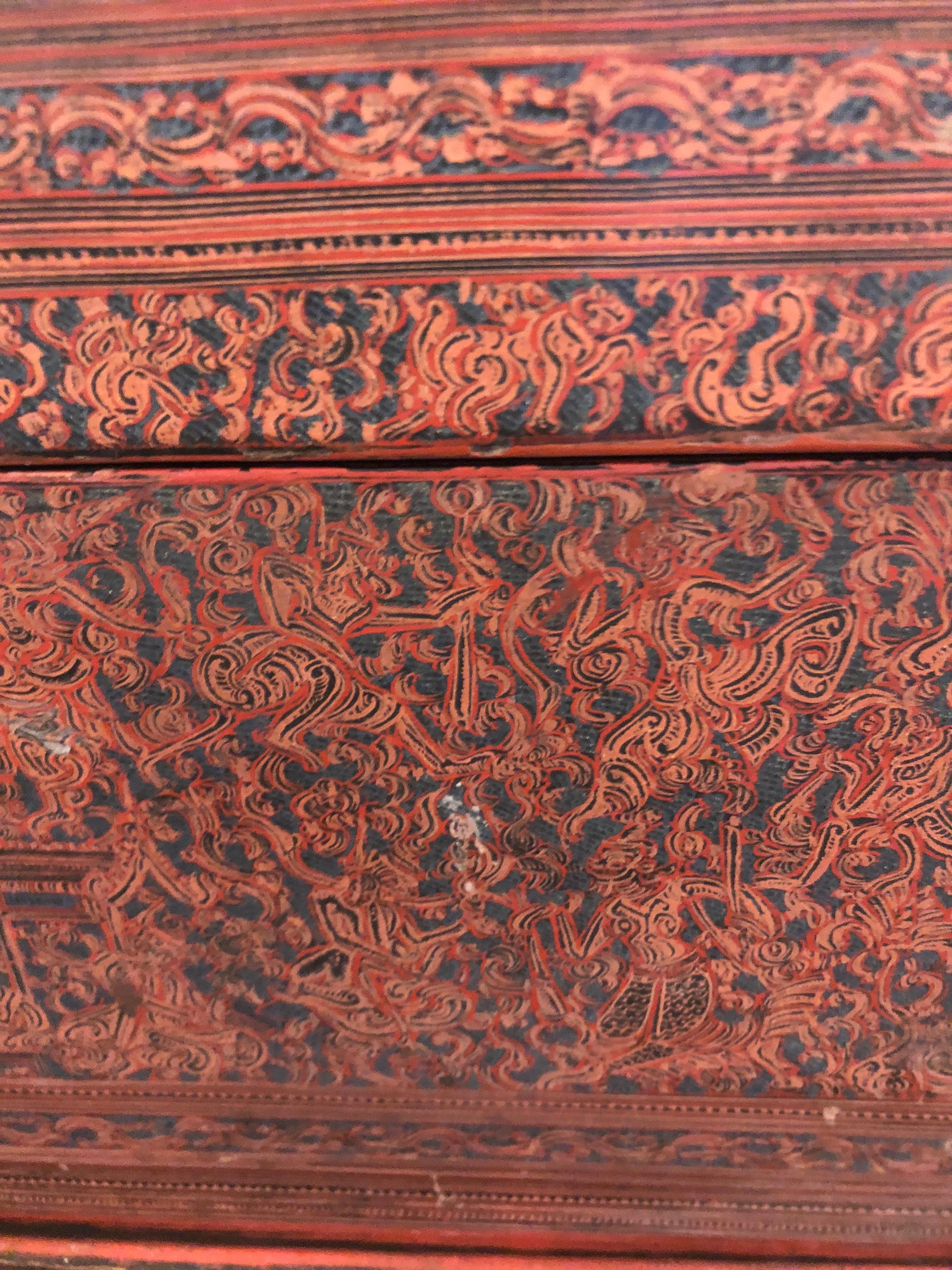 Magical Old Chinese Box aus verblasstem Cinnabar (Chinesisch) im Angebot
