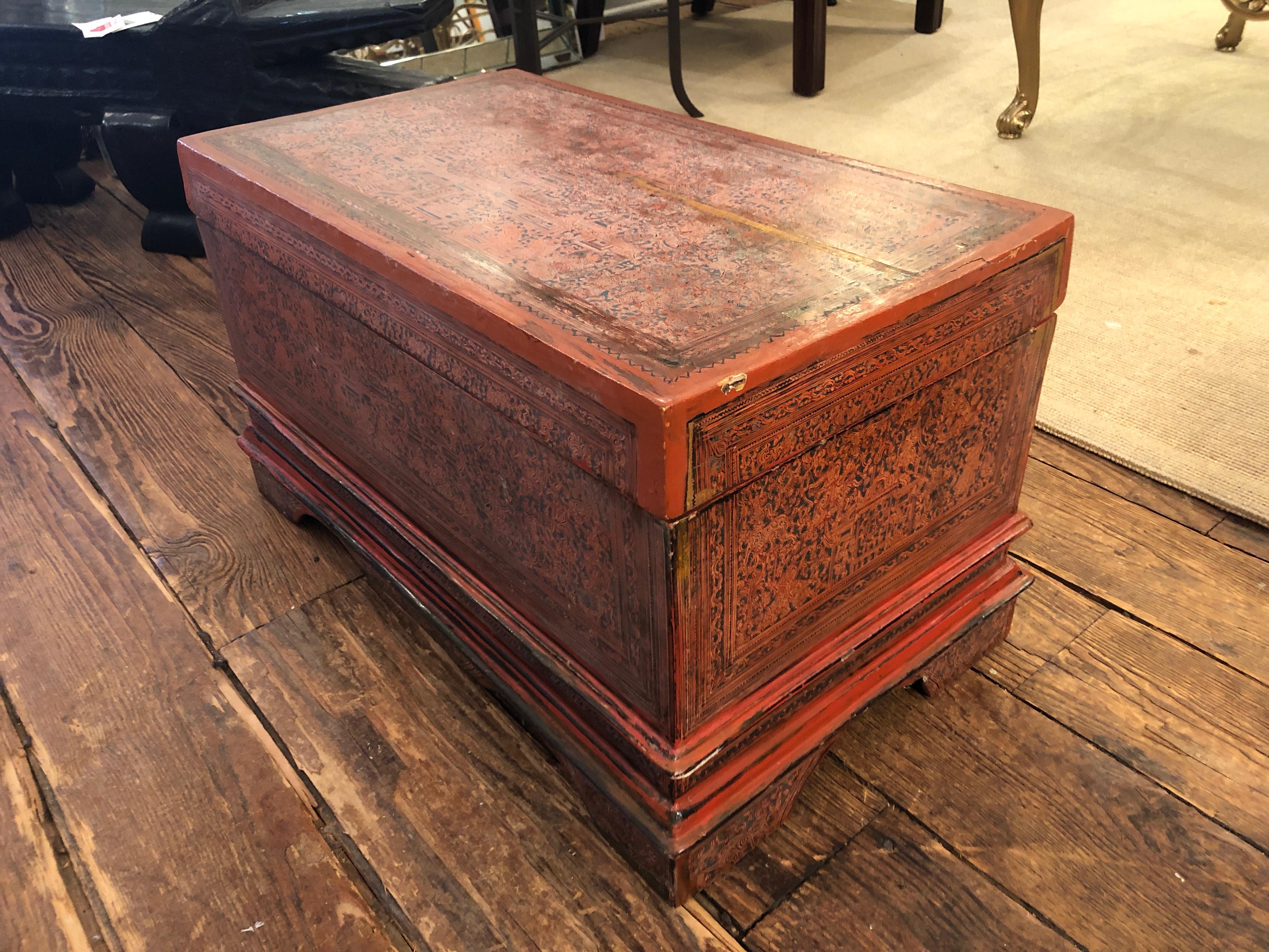 Magical Old Chinese Box aus verblasstem Cinnabar im Zustand „Starke Gebrauchsspuren“ im Angebot in Hopewell, NJ