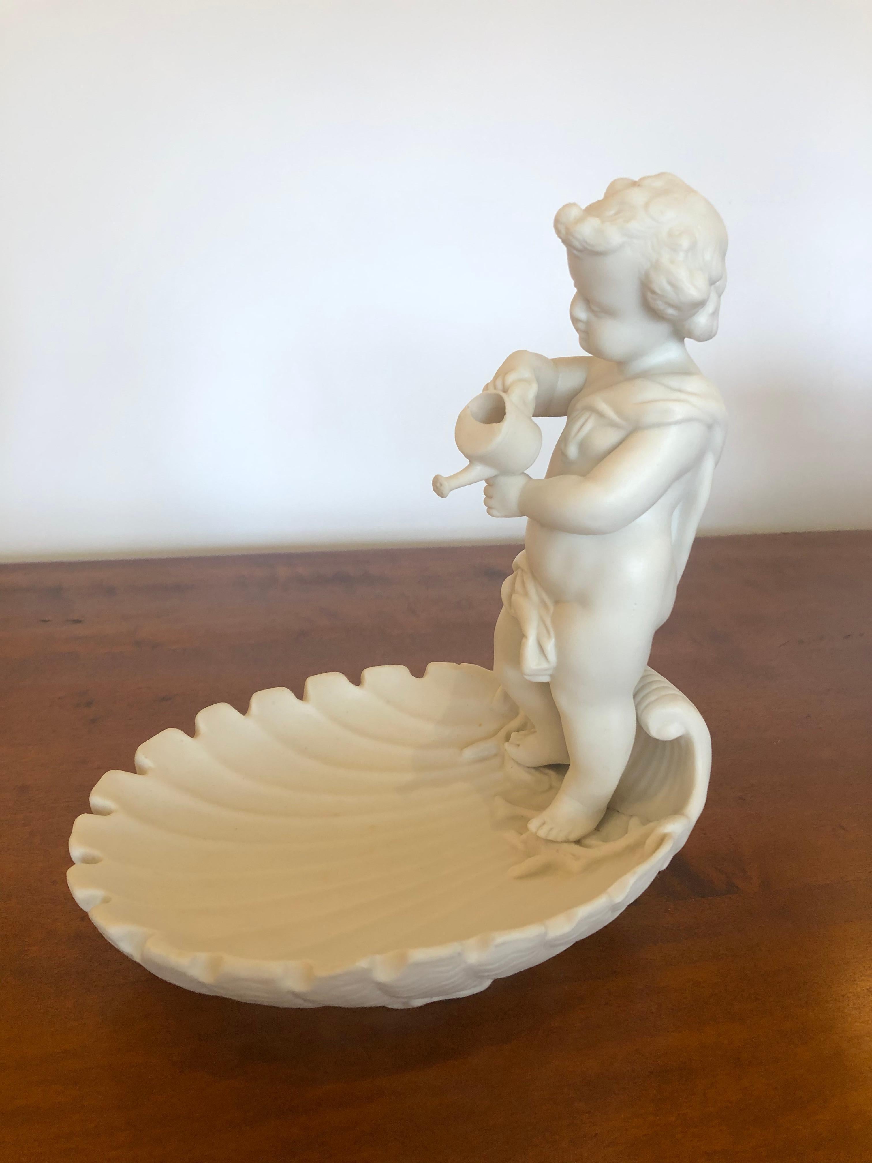 Magico piatto in porcellana parigina con motivo di conchiglie e putti scultorei in vendita 2
