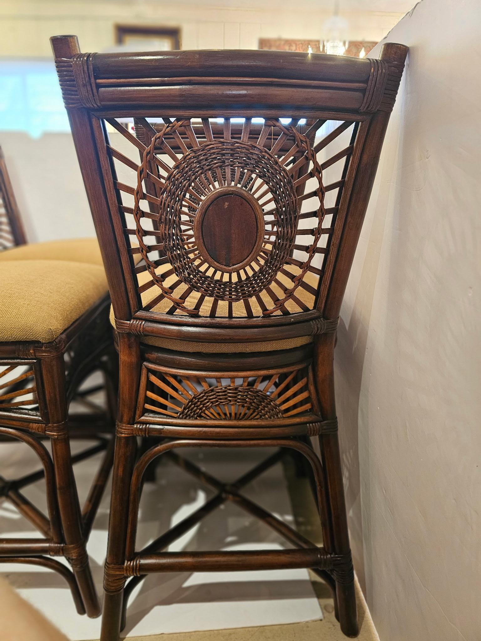 Magische Satz von 4 Bambus Rattan & gepolstert Vintage Counter Hocker mit Rückenlehnen (Organische Moderne) im Angebot