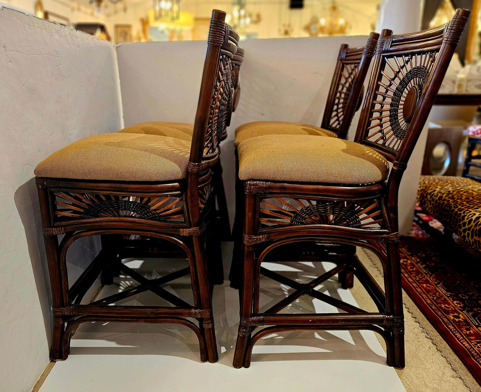 Magische Satz von 4 Bambus Rattan & gepolstert Vintage Counter Hocker mit Rückenlehnen im Zustand „Gut“ im Angebot in Hopewell, NJ