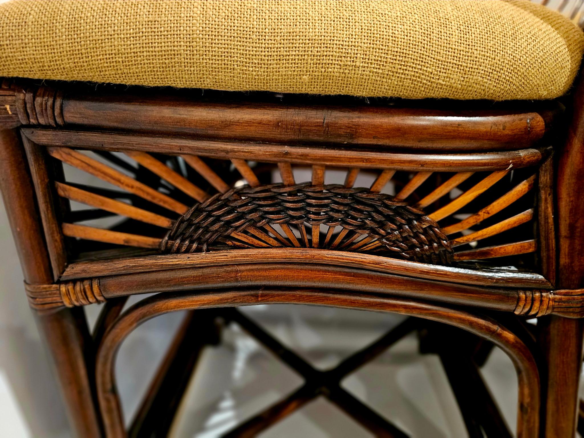 Magische Satz von 4 Bambus Rattan & gepolstert Vintage Counter Hocker mit Rückenlehnen (Ende des 20. Jahrhunderts) im Angebot