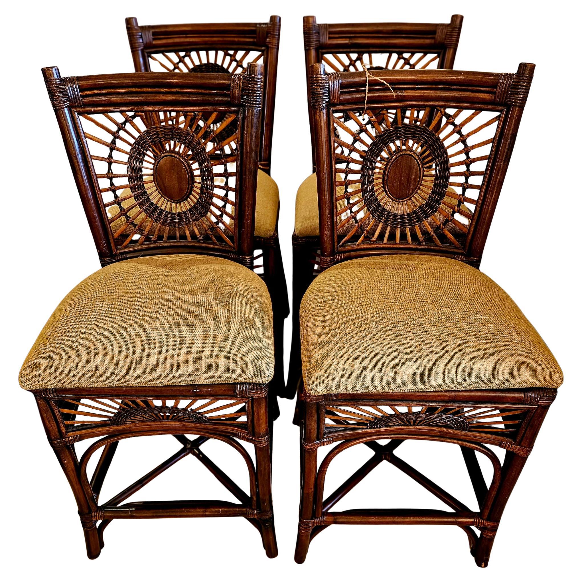 Magico set di 4 sgabelli da banco vintage in rattan e imbottiti di bambù con schienale