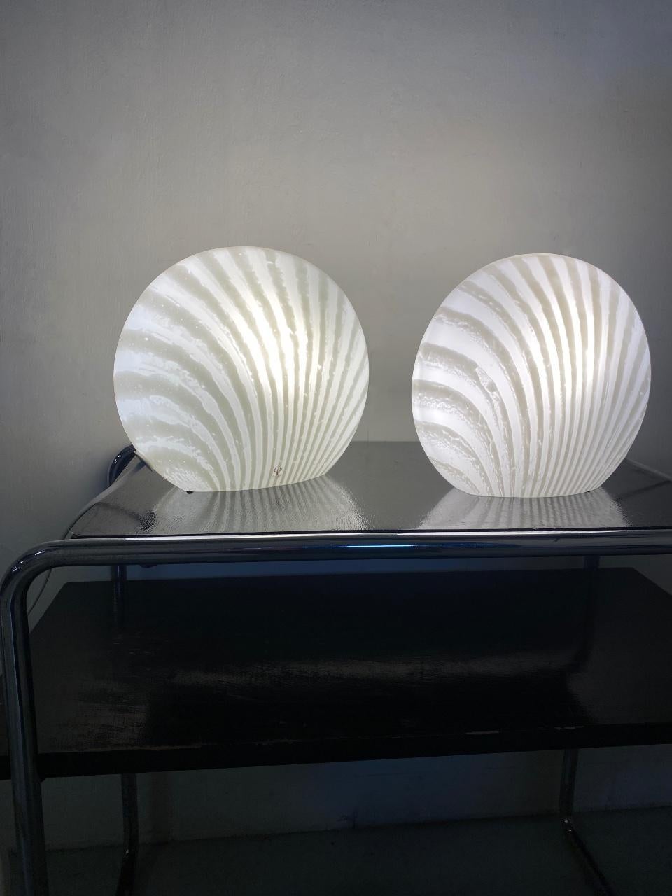 Lampes de table magiques et élégantes à motif zébré. Les lampes sont fabriquées par le célèbre fabricant allemand Peill Putzler. Ils sont fabriqués en une seule pièce en verre soufflé à la bouche de haute qualité. 

Vous pouvez les placer dans votre