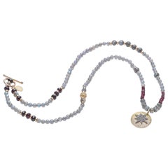 Collier pendentif étoile à 8 branches en labradorite grise, touches d'or et diamants pavés