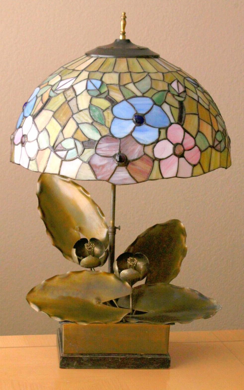 Art nouveau Magnifique lampe lotus sculpturale en métal Art Nouveau des années 1920. Camed Art Glass en vente