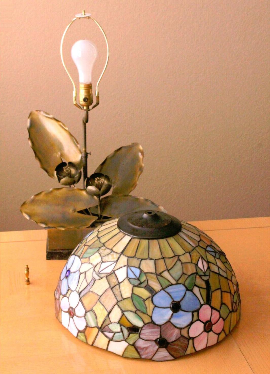 Magificent 1920s Art Nouveau Sculptural Lotus Lampe aus Metall. Kamed Kunstglas (amerikanisch) im Angebot