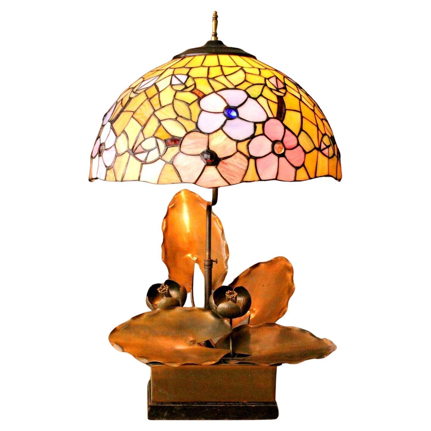 Magnifique lampe lotus sculpturale en métal Art Nouveau des années 1920. Camed Art Glass