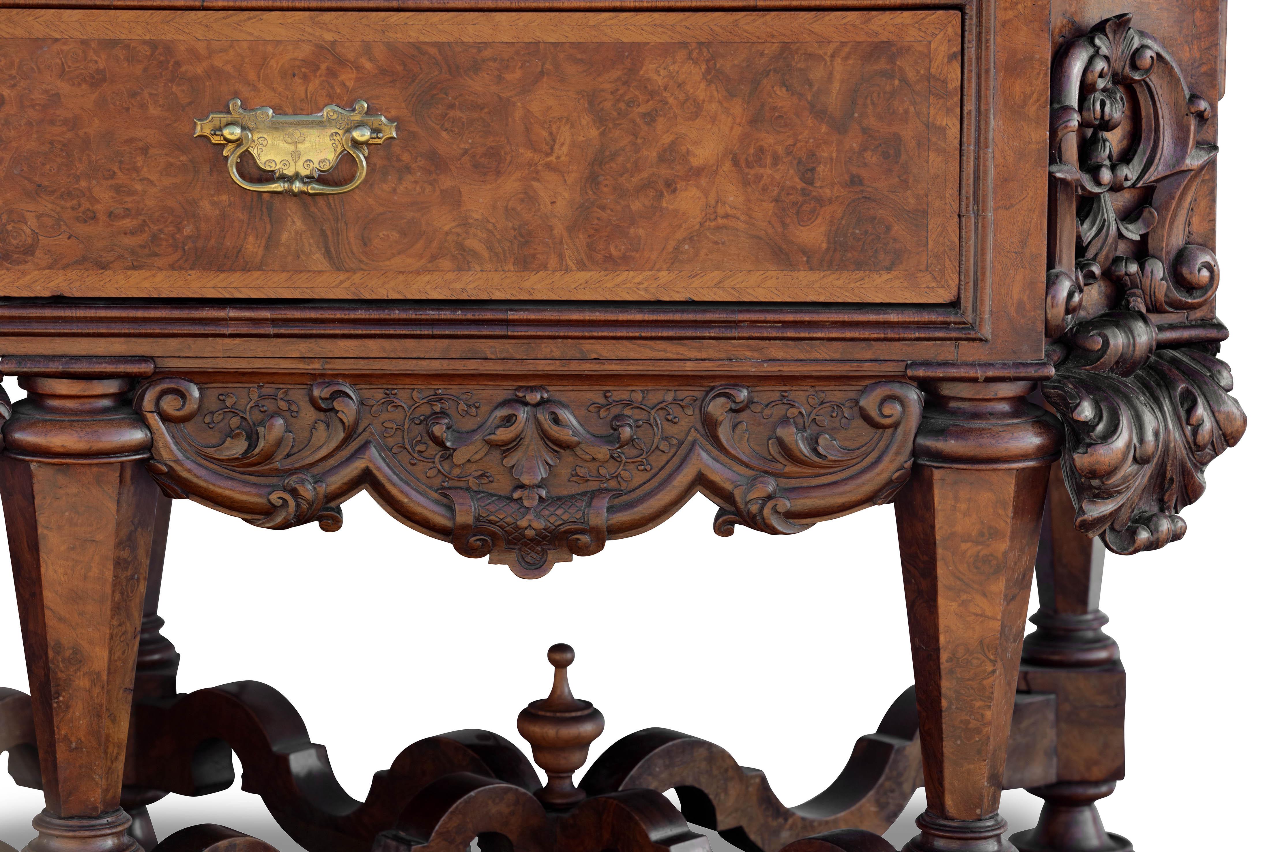 Placage Magnifique meuble de rangement baroque néerlandais Daniel Marot en ronce de noyer sur pied, vers 1720 en vente