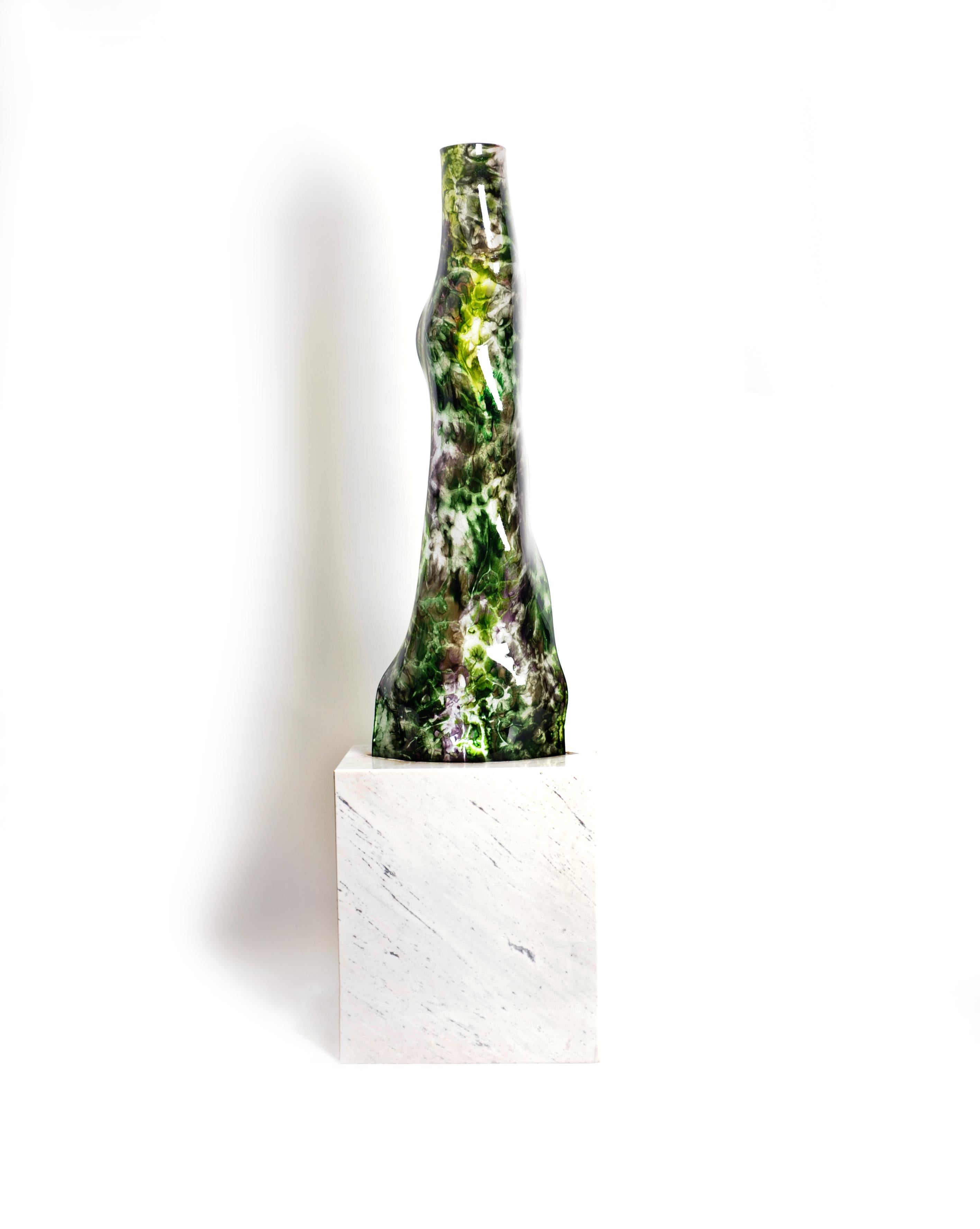 Magikarpet, mehrfarbige Lampe aus organischem Glas in Grüntönen mit weißem Marmorsockel im Zustand „Neu“ im Angebot in Naucalpan, Edo de Mex