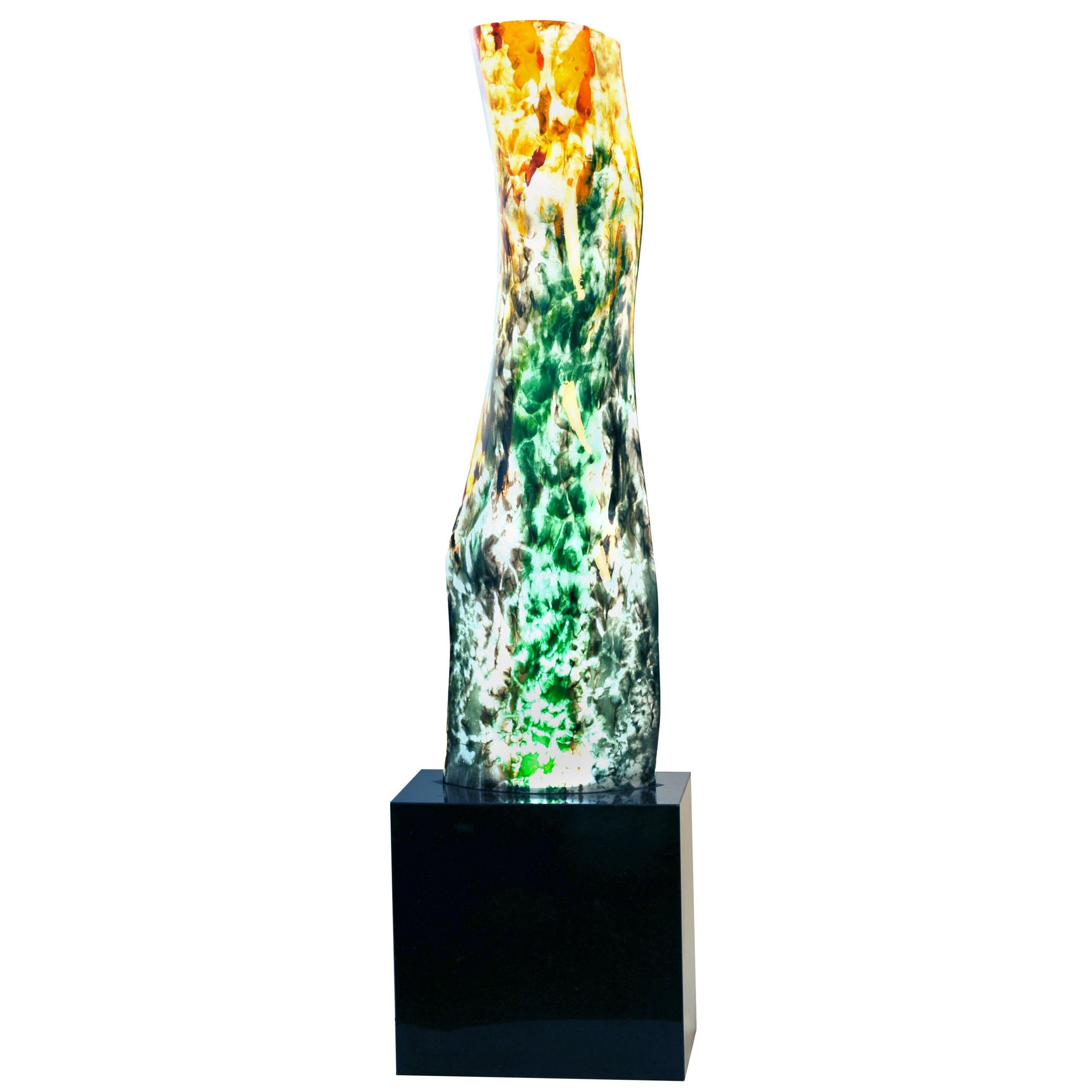 Magikarpet Mehrfarbiges organisches Glas Medium, schwarzer Granit Beleuchtungsockel im Angebot