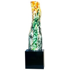 Magikarpet Mehrfarbiges organisches Glas Medium, schwarzer Granit Beleuchtungsockel