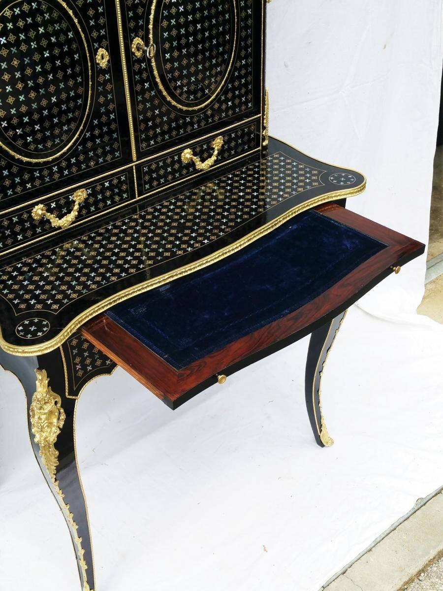 Magnificent secretary writing desk table Bonheur Du Jour in marquetry Boulle à La Reine .
Napoleon III style and period.
In ebony veneer and brass inlaid in shape of stars and Mother of pearl hearts and special Bureau Mother of pearl