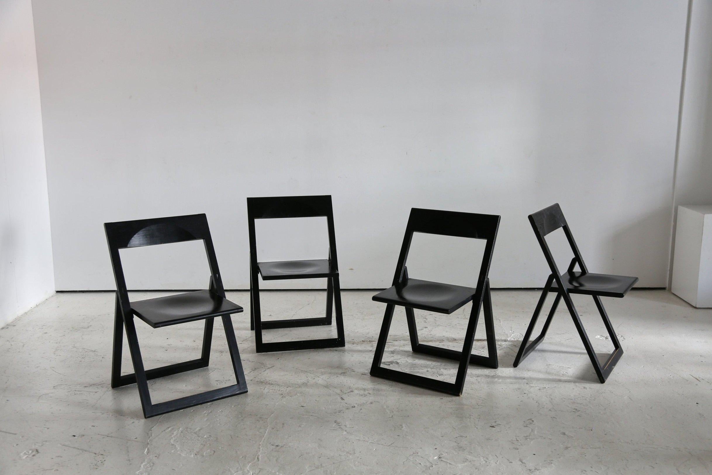 Set of four Magis Aviva folding chairs.

Solid beech with original dark stained finish.

1980s Italian design.

Some small losses to paintwork. See photos for reference.

H 77cm x D 50cm x W 47.5cm