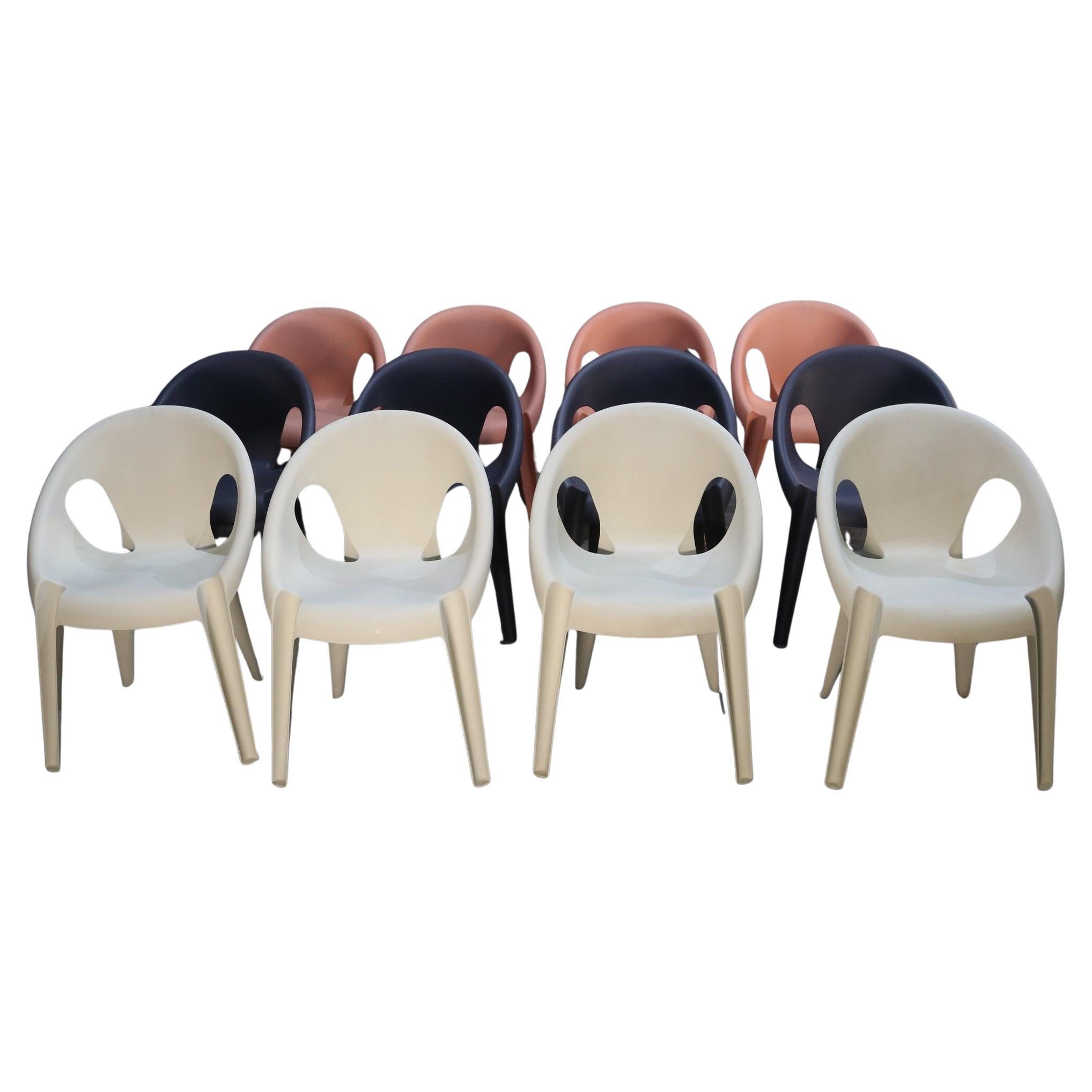 Der Bell Chair von Magis ist eine atemberaubende Ergänzung für jeden luxuriösen Wohnbereich. Der aus hochwertigen Materialien gefertigte Stuhl besticht durch sein schlankes und modernes Design, das sich sehen lassen kann. Die geschwungene