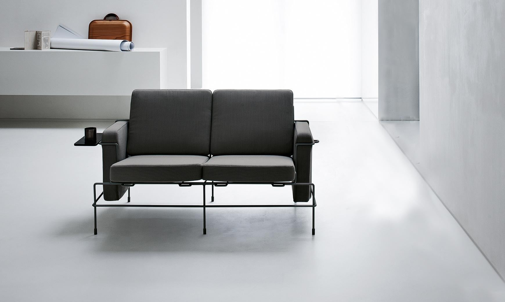 Produit : Canapé 2 places
Modèle/Marque : Trafic
Concepteur : Konstantin Grcic
Type de produit : Canapé

Description :
Le canapé 2 places Traffic, conçu par Konstantin Grcic, est une pièce contemporaine qui allie structure géométrique et confort