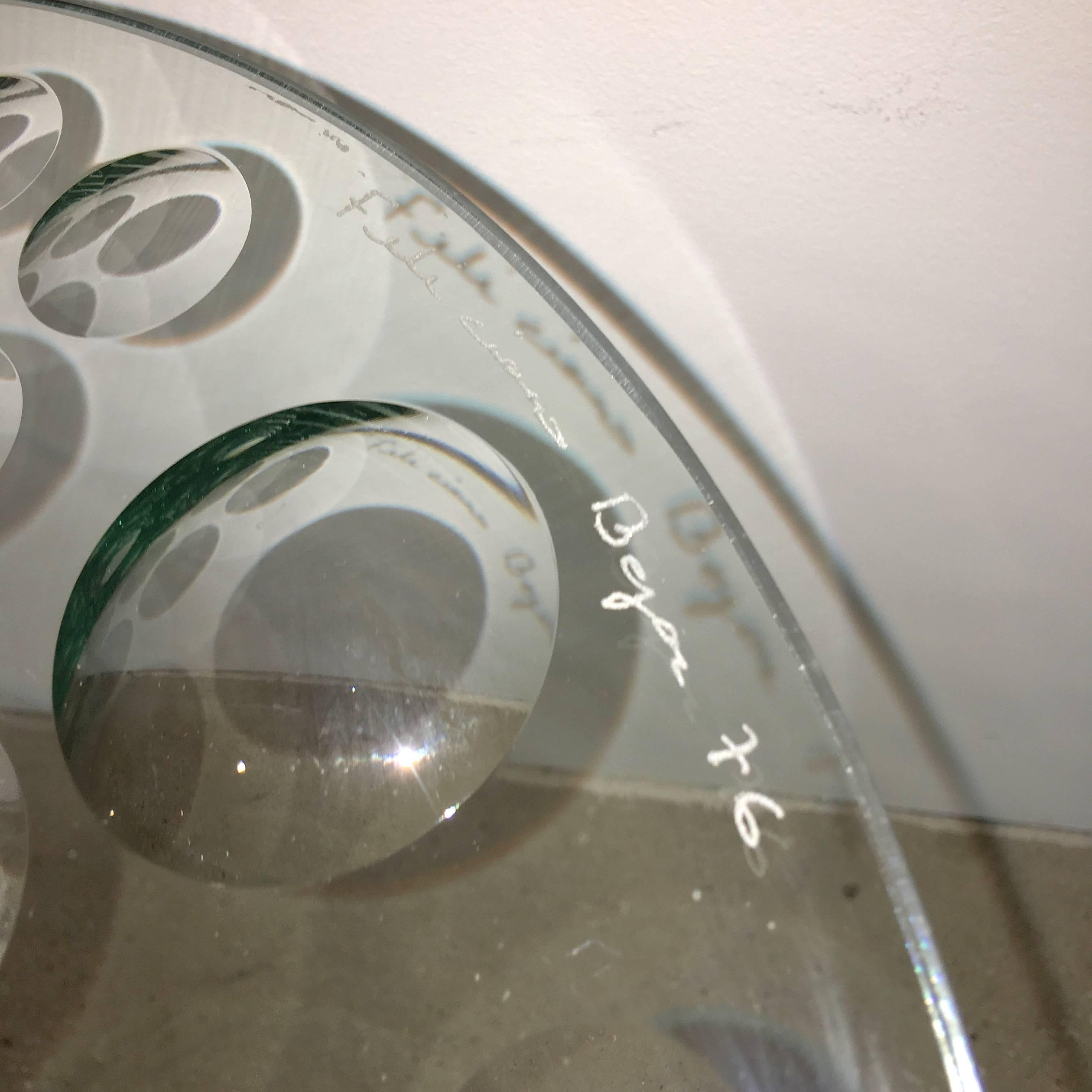 Zeitschriftentisch aus optischem Glas mit Mag (Messing) im Angebot