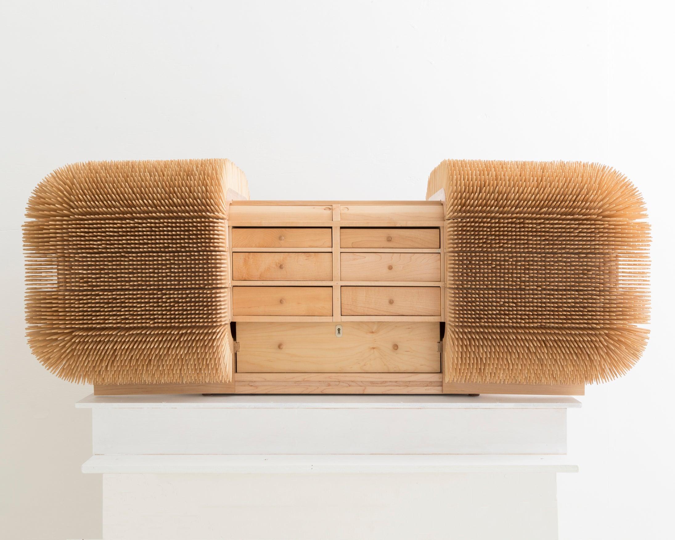 Sebastian Errazuriz. Forziere Magistrale. Legno duro di acero, bambù, compensato e hardware in metallo. USA. Originariamente progettato nel 2014; questo esemplare è stato realizzato nel 2018. AP1 dall'Edizione di 4 + 2AP.
