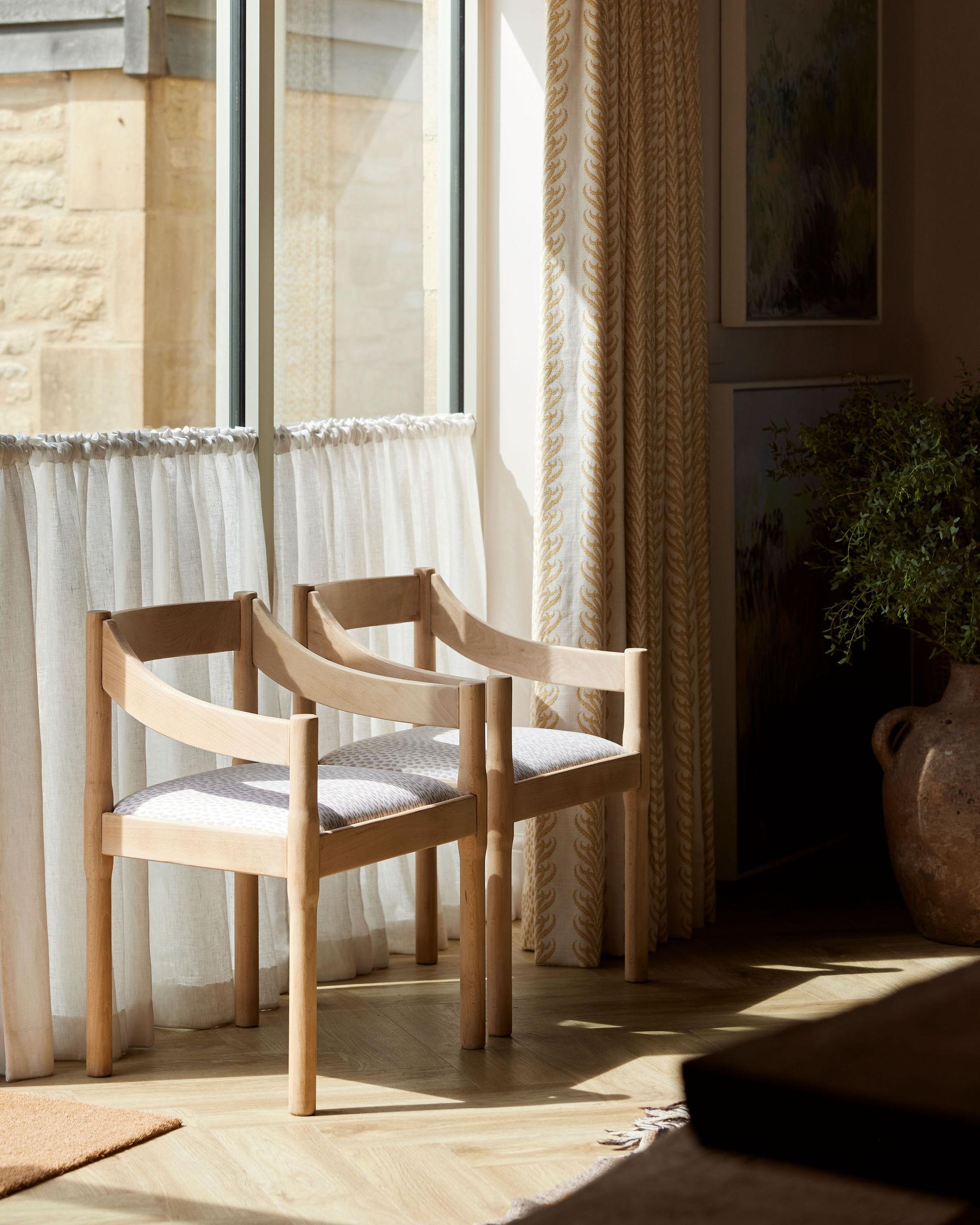 La tanto amata sedia Carimate, ambita dai collezionisti Magistretti, è un'aggiunta sofisticata a qualsiasi tavolo da pranzo. Sono stati realizzati originariamente per il golf club Carimate, situato a nord di Milano.

Questo design audace ma elegante