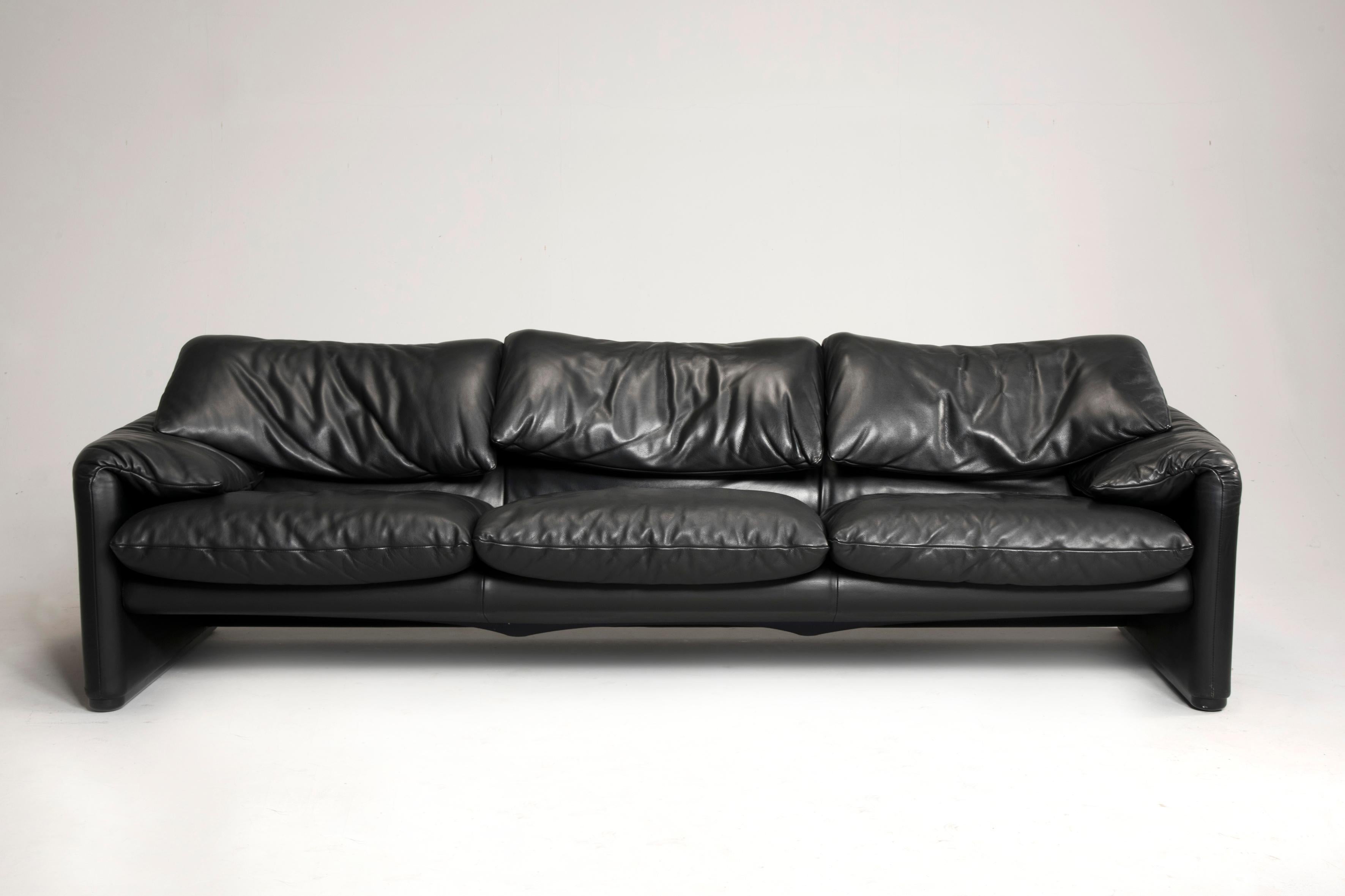 Maralunga is an emblematic sofa of Cassina, the work of architect and Industrial designer Vico Magistretti, designed in 1973. Winner of the Compasso d’Oro in 1979, Maralunga is the embodiment of the very idea of comfort, with an adjustable headrest