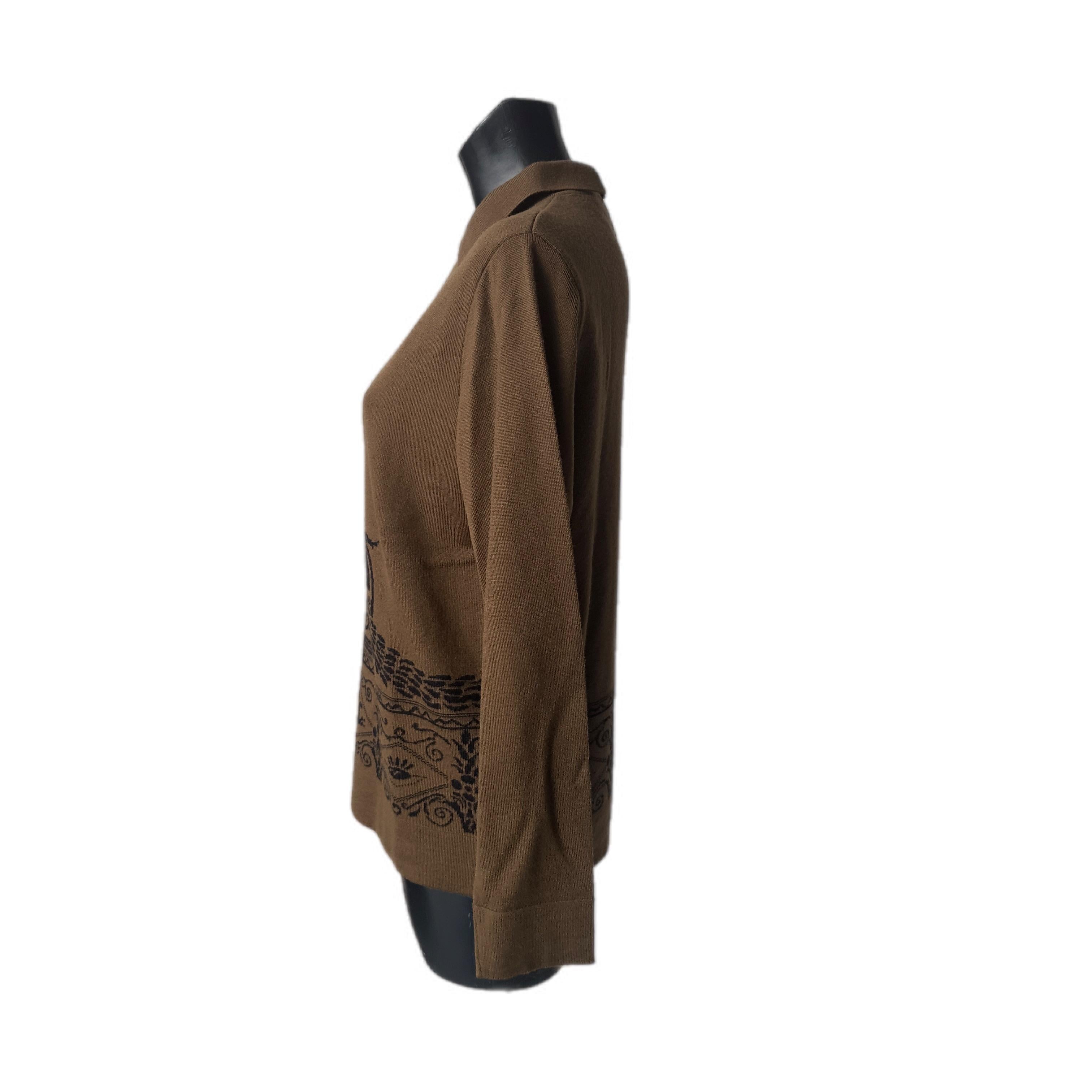Genny 80s wool sweater with collar and back zipper closure
Characterizing this garment is the regal pattern that makes it chic by giving it an extra touch of elegance. Size 44 in very good condition
Measures:
Shoulders 44cm
Manica 60cm
Petto