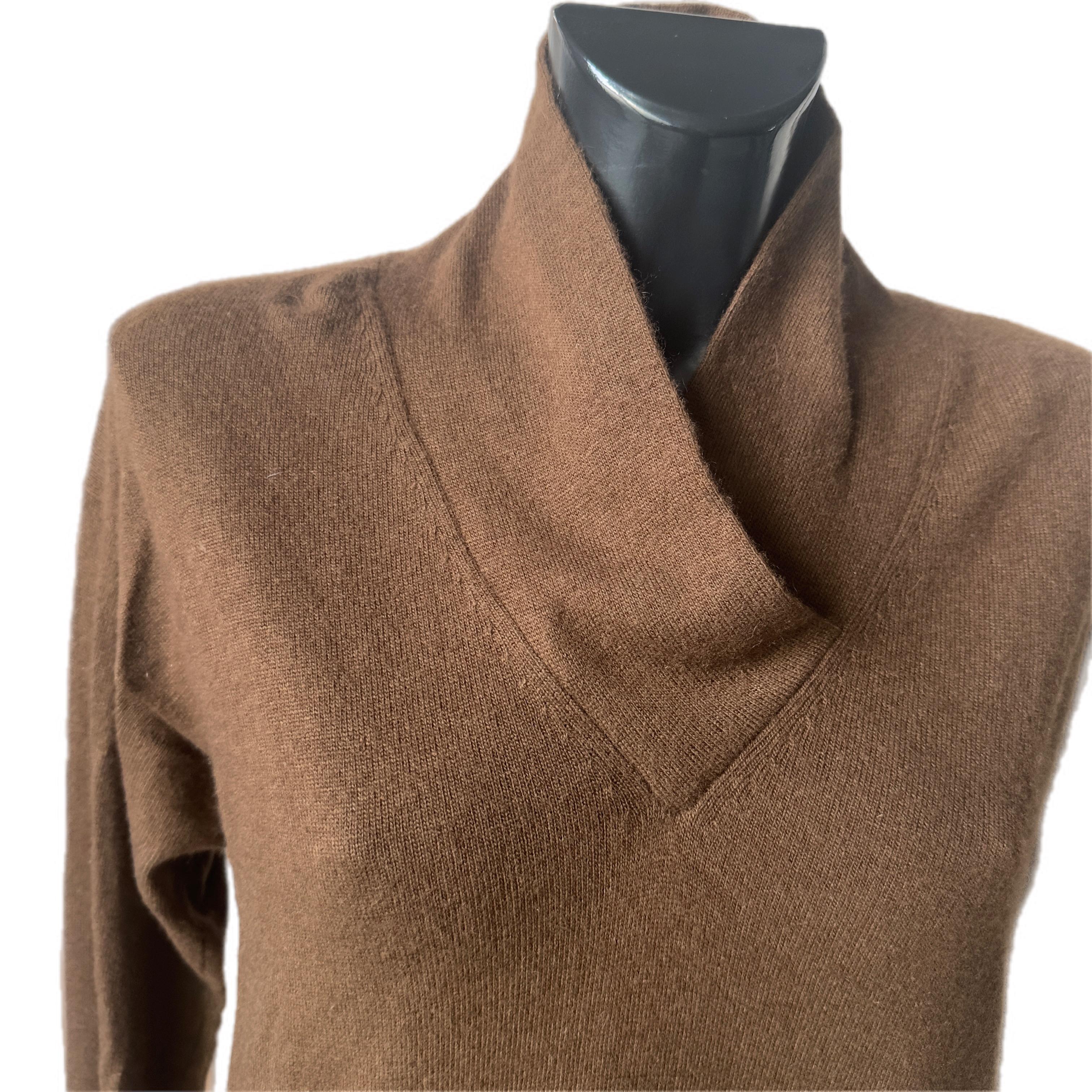 Genny 80s viscose and cashmere sweater 
Loose fit, special crossover neck, comfortable and warm 
Measures:
Shoulders 42 cm raglan 
Sleeve 66cm
Petto 59cm
Length 70cm