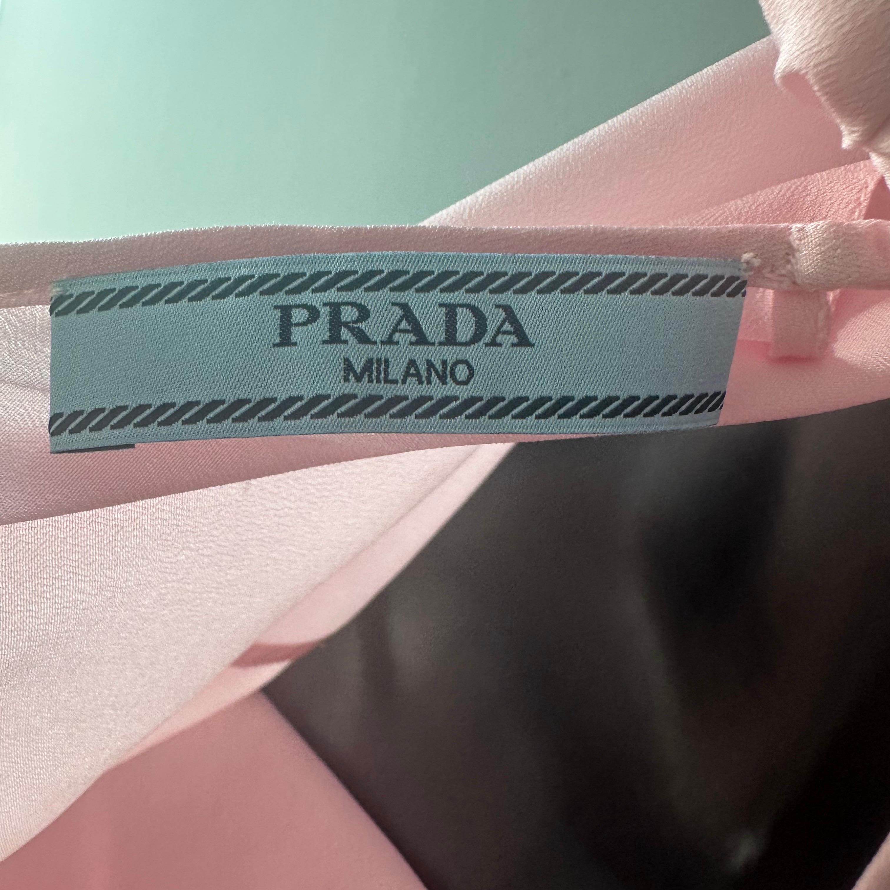 Maglia rosa Prada mit Fiocco dietro al collo im Angebot 4