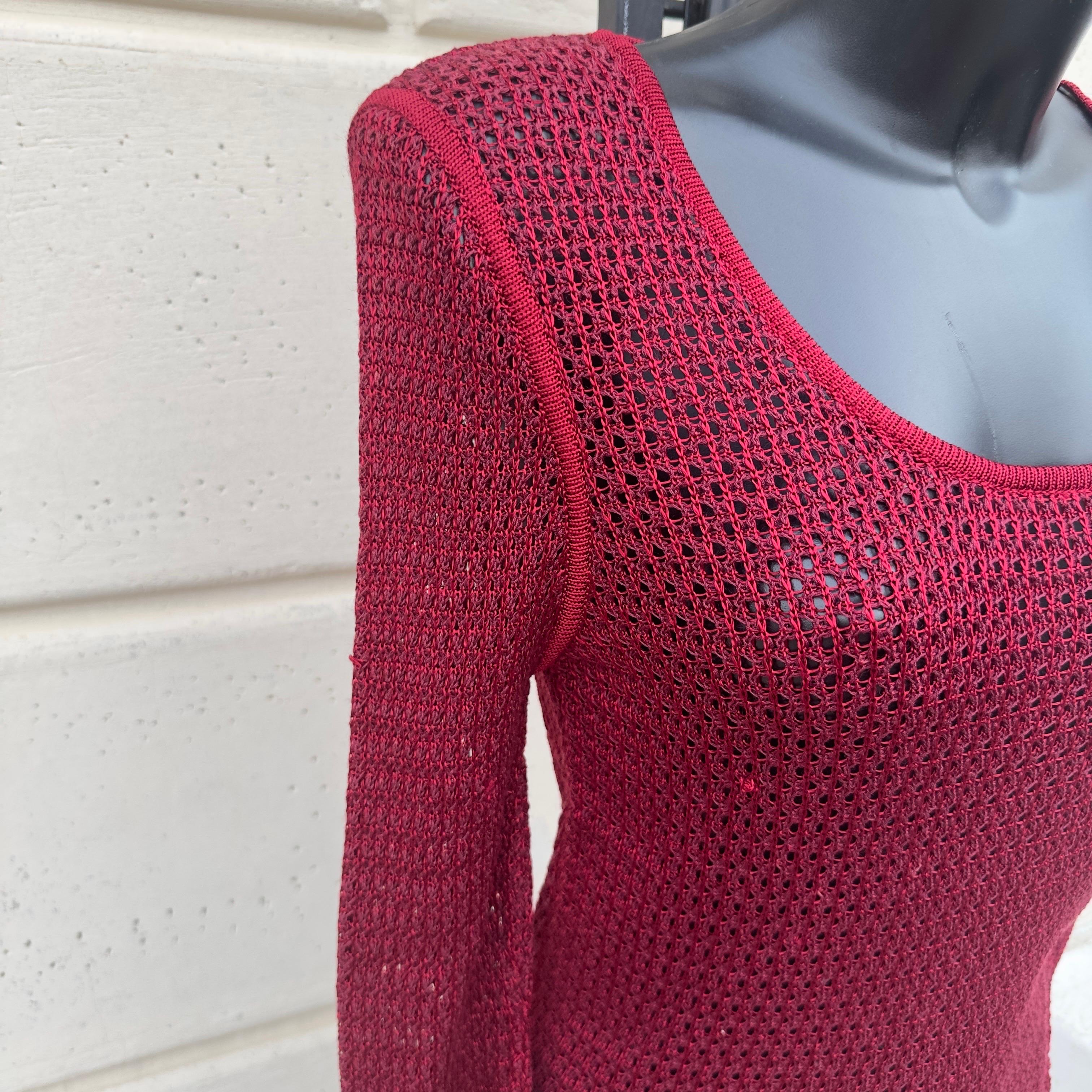 Maglia Valentino nuova color burgundi taglia 42.
Composta da cellulosa e cotona che compongono una trama quasi a retina. 
Articolo anni 80 mai utilizzato
Misure:
Spalle 42cm
Manica 67cm
Petto 38cm
Lunghezza 62cm
