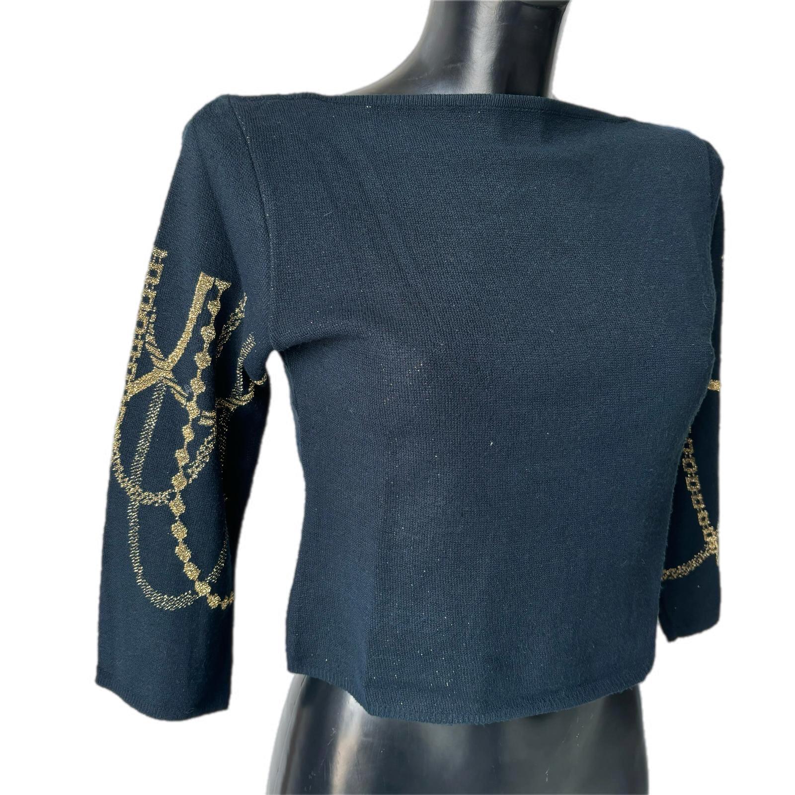Versace Jeans Couture Sweater 
Neckline on the back, 3/4 sleeve
Composition label removed 
Blue and gold color
Stretch fabric
Measures:
Shoulder 38cm
Lenght 44 cm
Sleeve 44cm