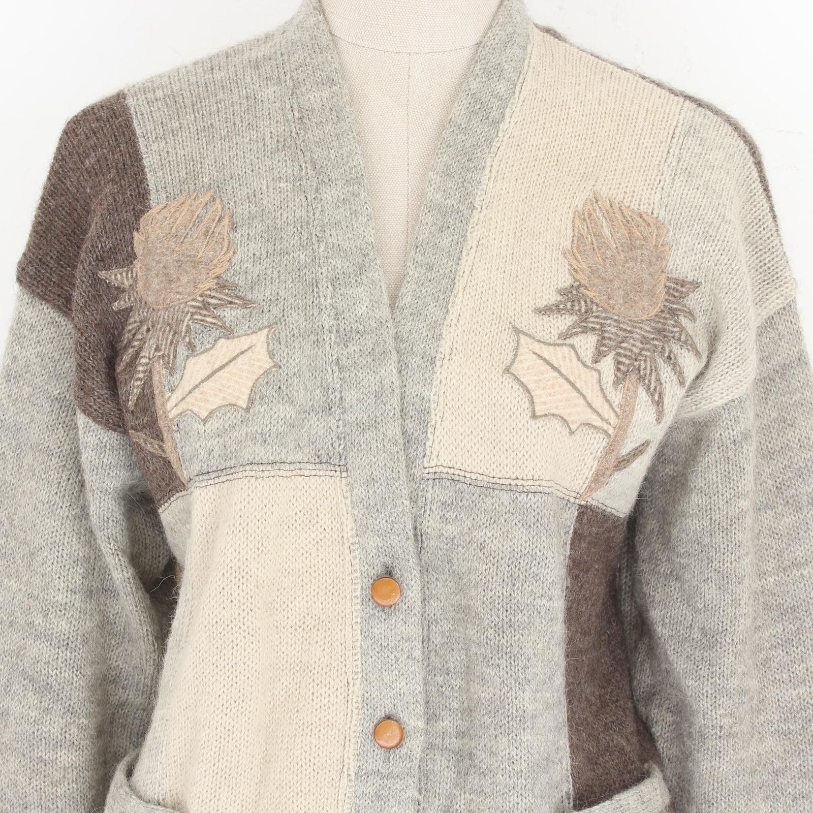 Realizzato con maestria da Jean Charles de Castelbajac per Iceberg, questo maglione modello cardigan beige vintage anni '80 vanta una miscela di lana di alpaca per il massimo calore e comfort. I bottoni in pelle aggiungono un tocco di lusso e