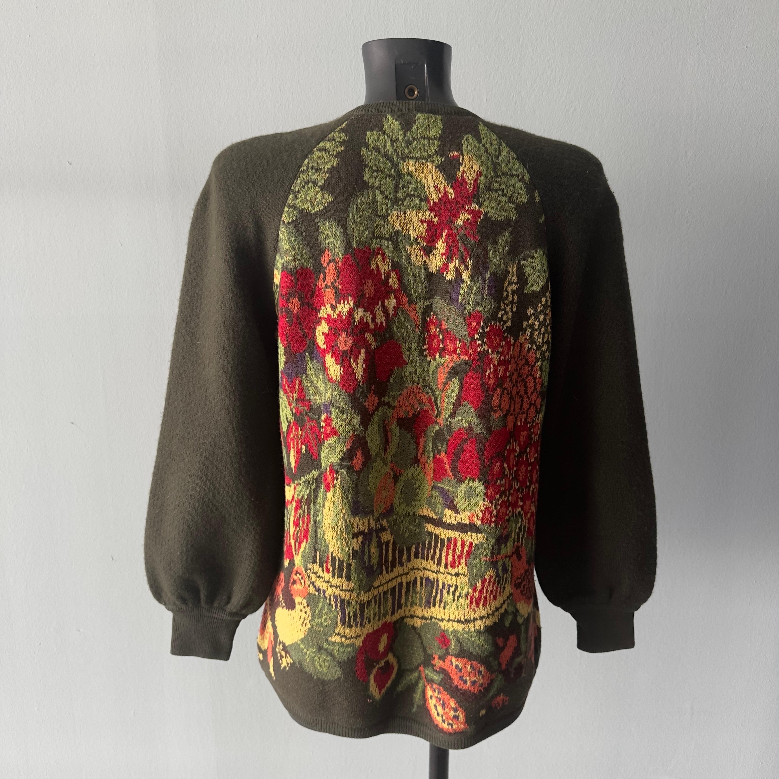 Maglione Valentino cn spalla raglan che si adatta anche a taglie più piccole di quella segnata, portato un po’ over. Bellissimo motivo floreale frontale, con manica a sbuffo che si stringe sui polsi.
E’ stata rimossa etichetta della composizione,