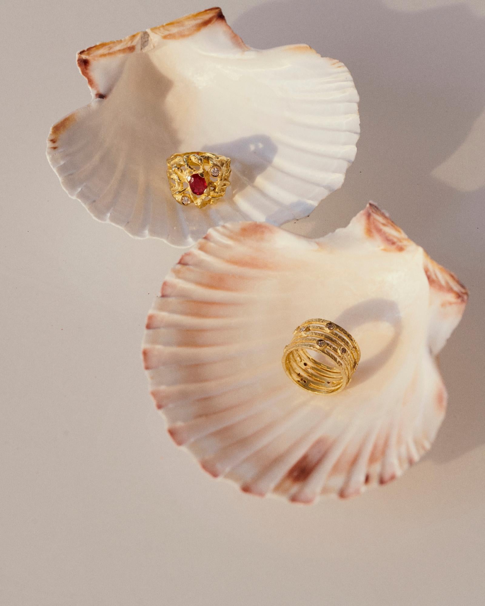 Der Cocktailring mit ovalem Rubin und Diamanten aus satiniertem Gelbgold ist Teil der Collection'S 