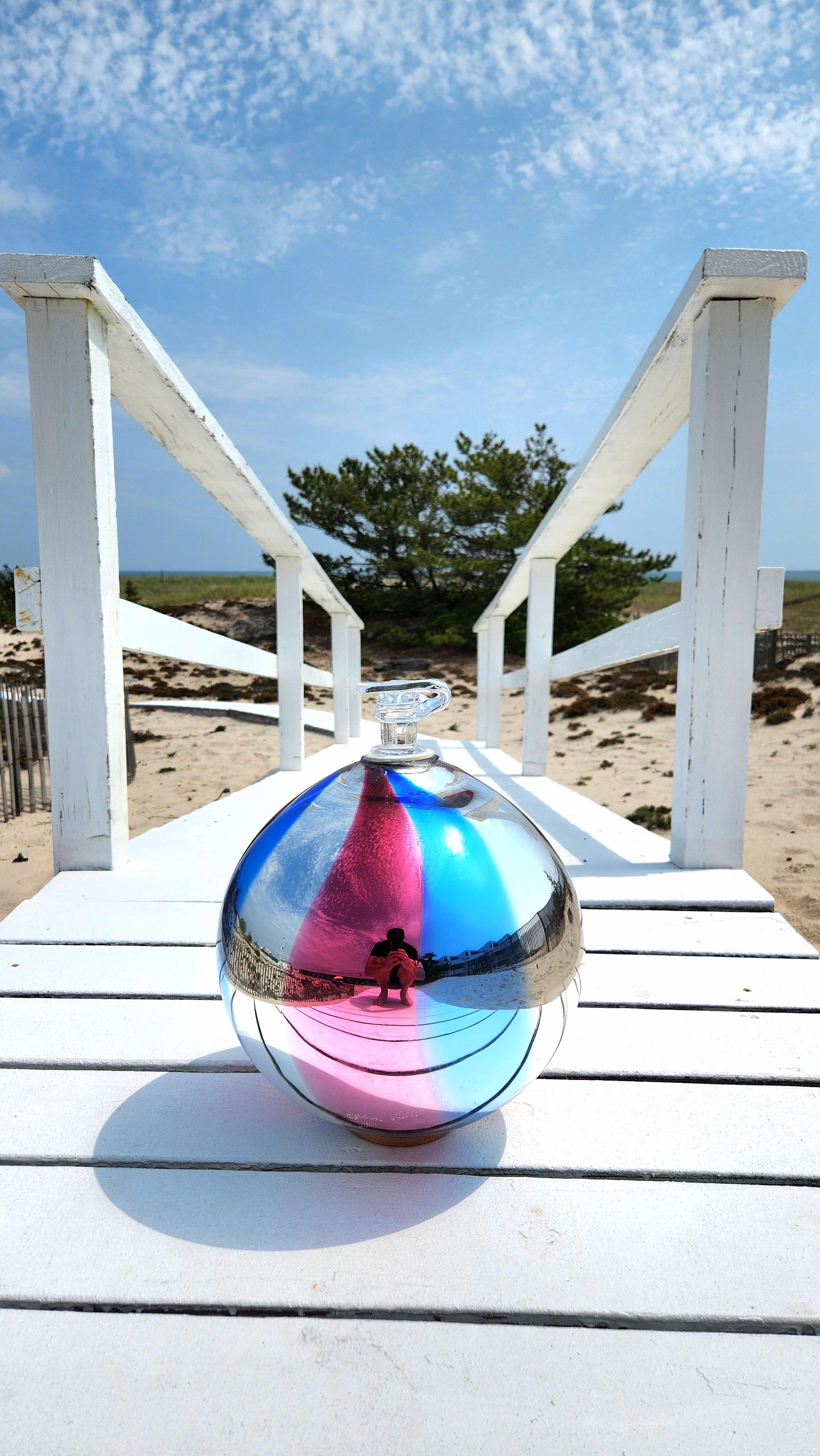 Compite con el sol para llamar la atención con el nuevo Balón de Playa Magna en Rojo, Blanco y Azul. Revive todos esos gratos recuerdos del verano con esta versión moderna del clásico diseño de pelota de playa. Qué mejor manera de representar el