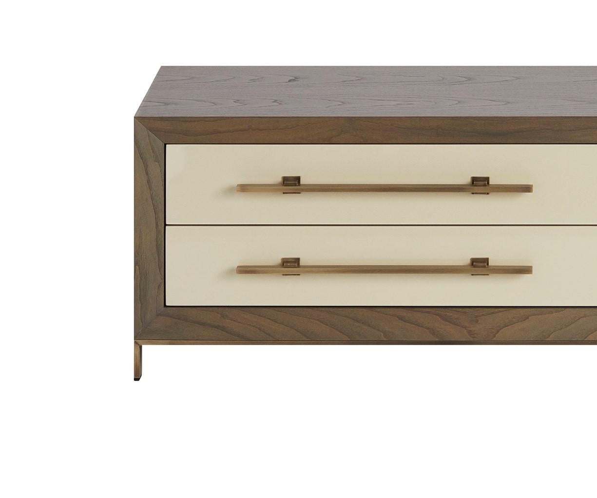 Ein Must-Have für jedes Wohnzimmer. Wir sind bereit, alle Ihre Medienwünsche zu erfüllen.

Struktur Chestnut III matt kombiniert mit glänzend lackierten Schubladen in der Farbe CM3 und Griffen und Füßen aus antikem Messing.
  