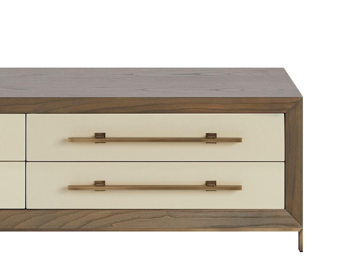 Magna TV-Sideboard aus Kastanienholz mit Struktur und antiken Messingfüßen und Griffen (Moderne)